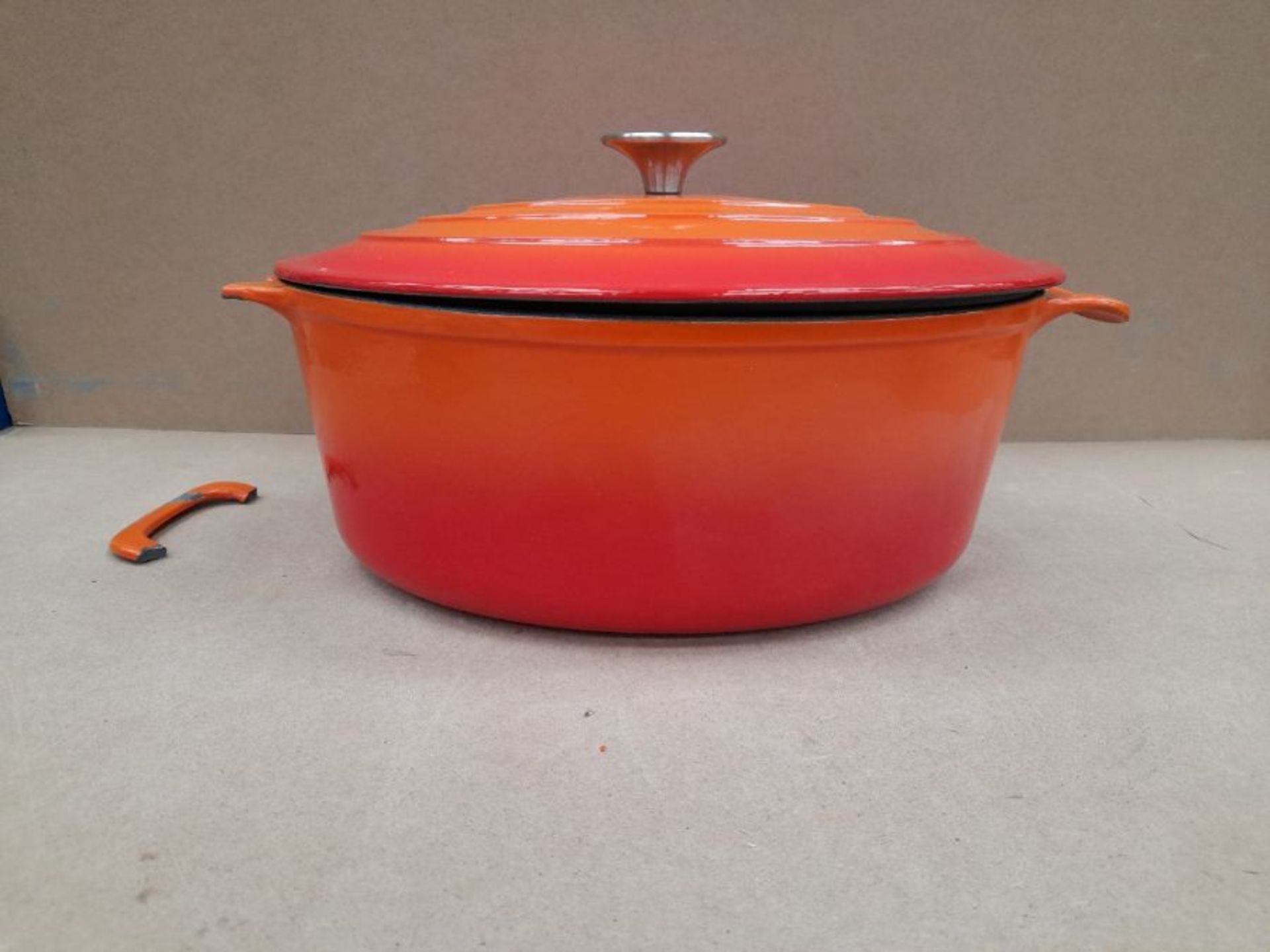 RRP £60.00 [CRACKED] Vogue GH312 Oval Orange Casserole Dish Large 125X230X305mm 6Ltr Cocotte Creu - Image 2 of 2