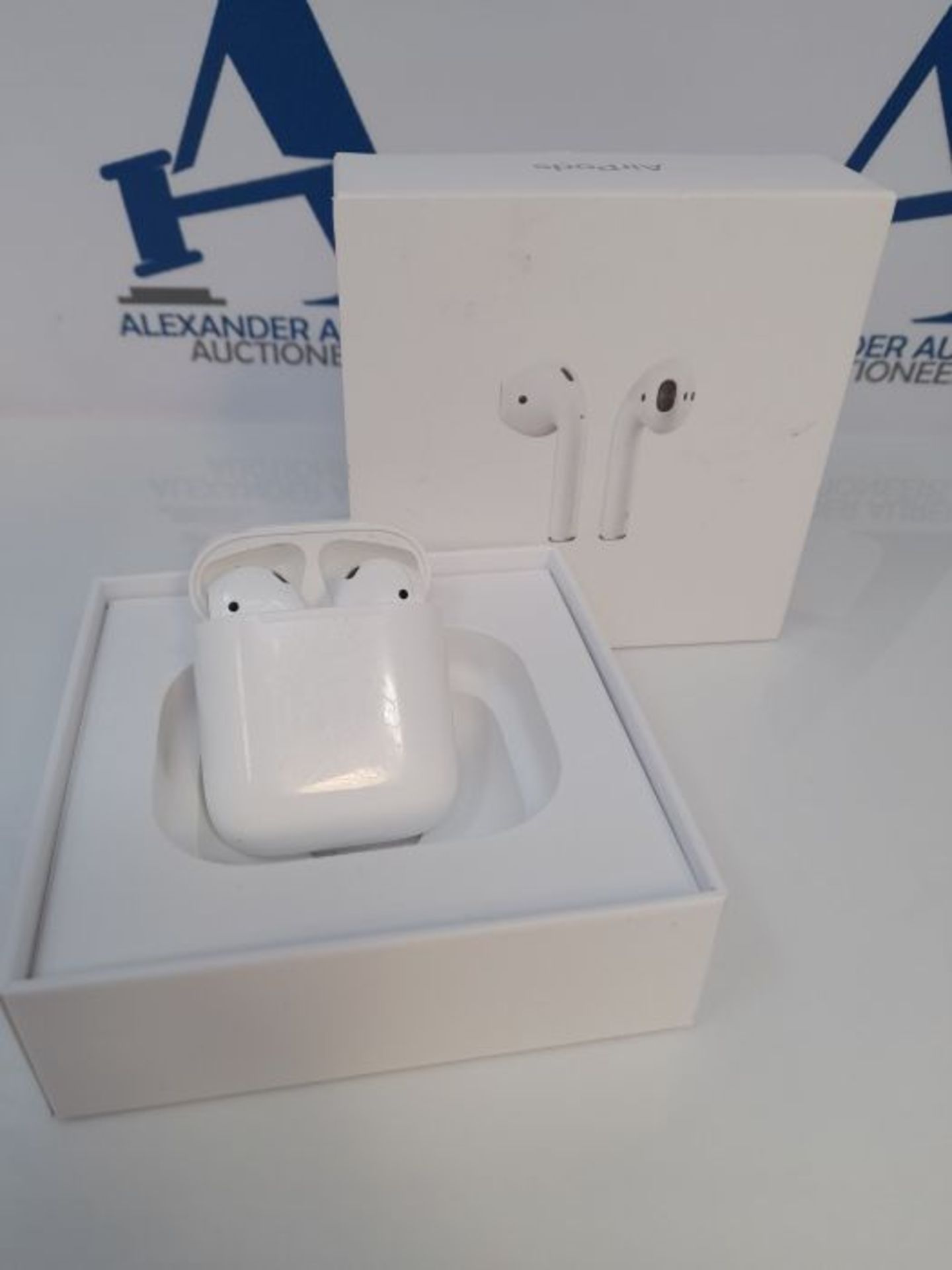 RRP £137.00 Apple AirPods with wired Charging Case (2nd generation) - Image 2 of 3