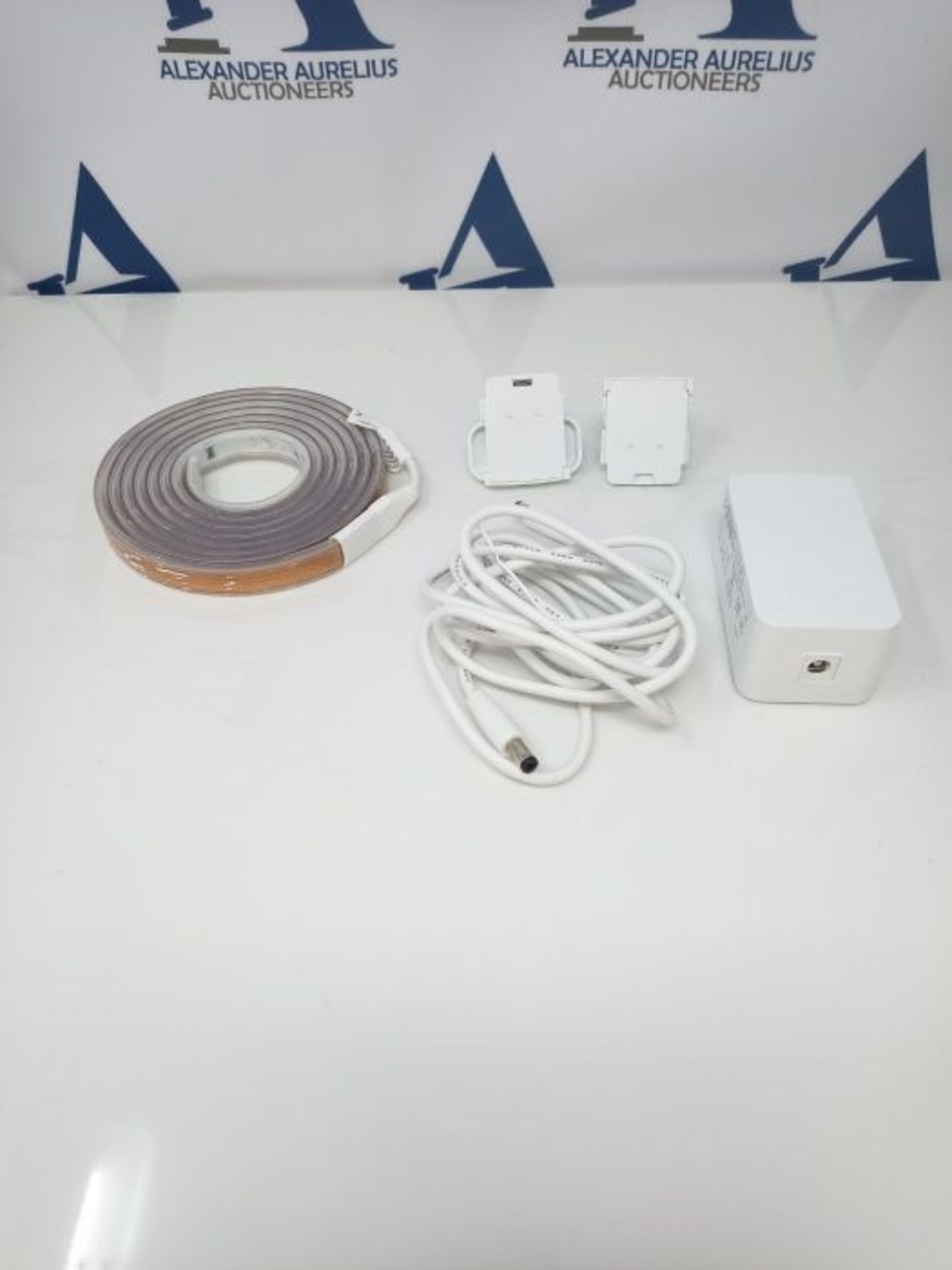 RRP £66.00 Philips Hue Lightstrip Plus v4 [2 m] White and Colour Ambiance Smart LED Kit with Blue - Image 3 of 3