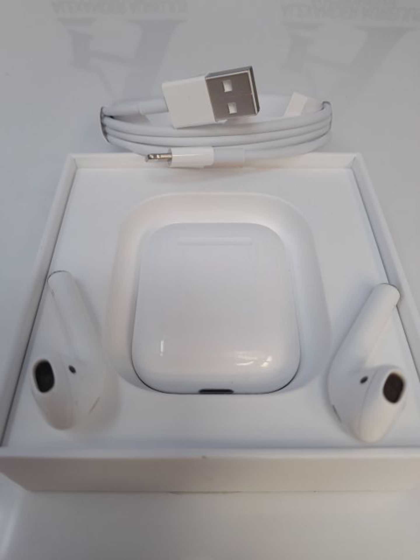 RRP £233.00 Apple AirPods con custodia di ricarica tramite cavo - Image 2 of 2