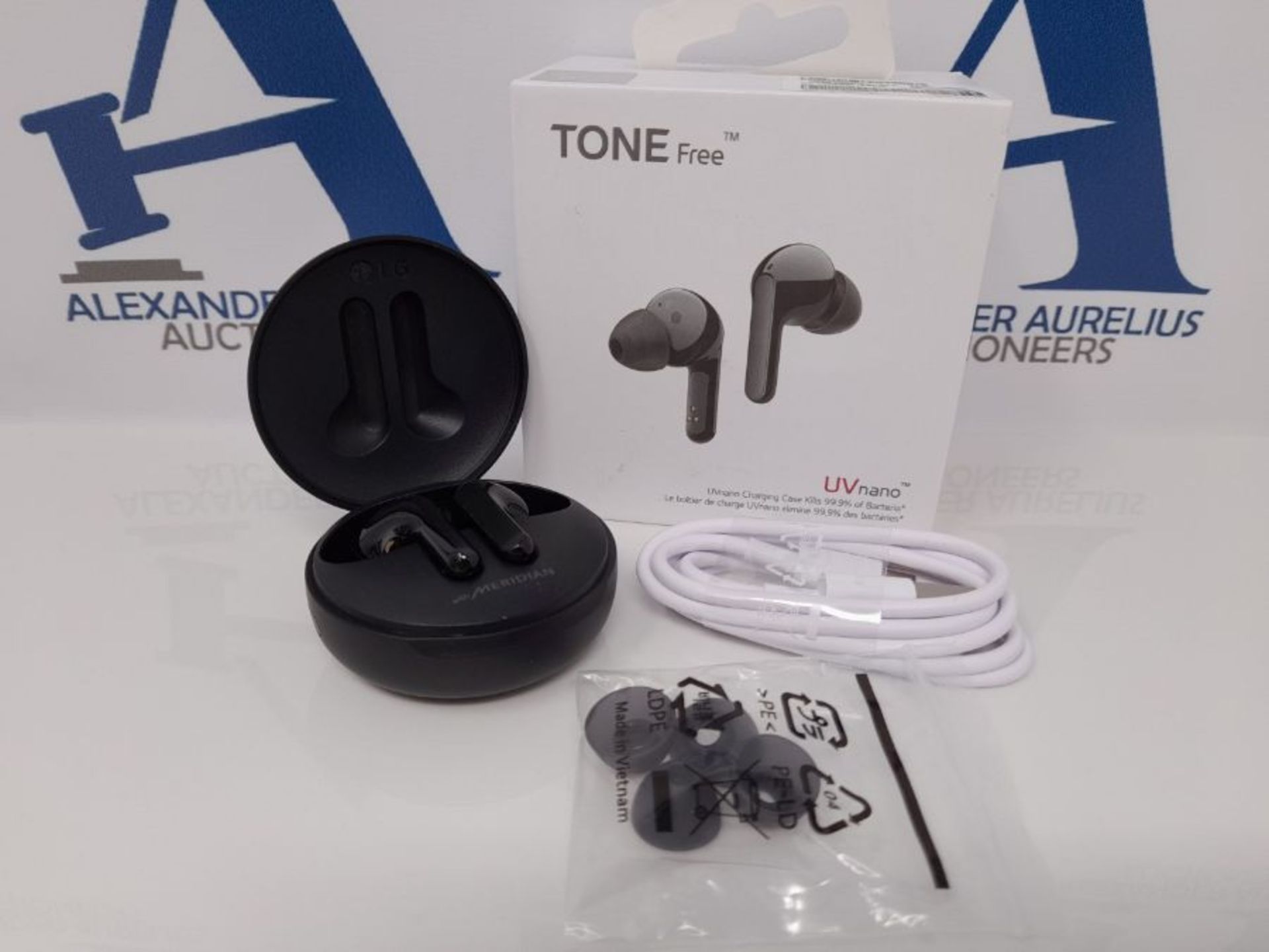 RRP £78.00 LG TONE Free FN6 True Wireless Bluetooth Earbuds with UVNano Wireless Charging Case, W - Image 2 of 3