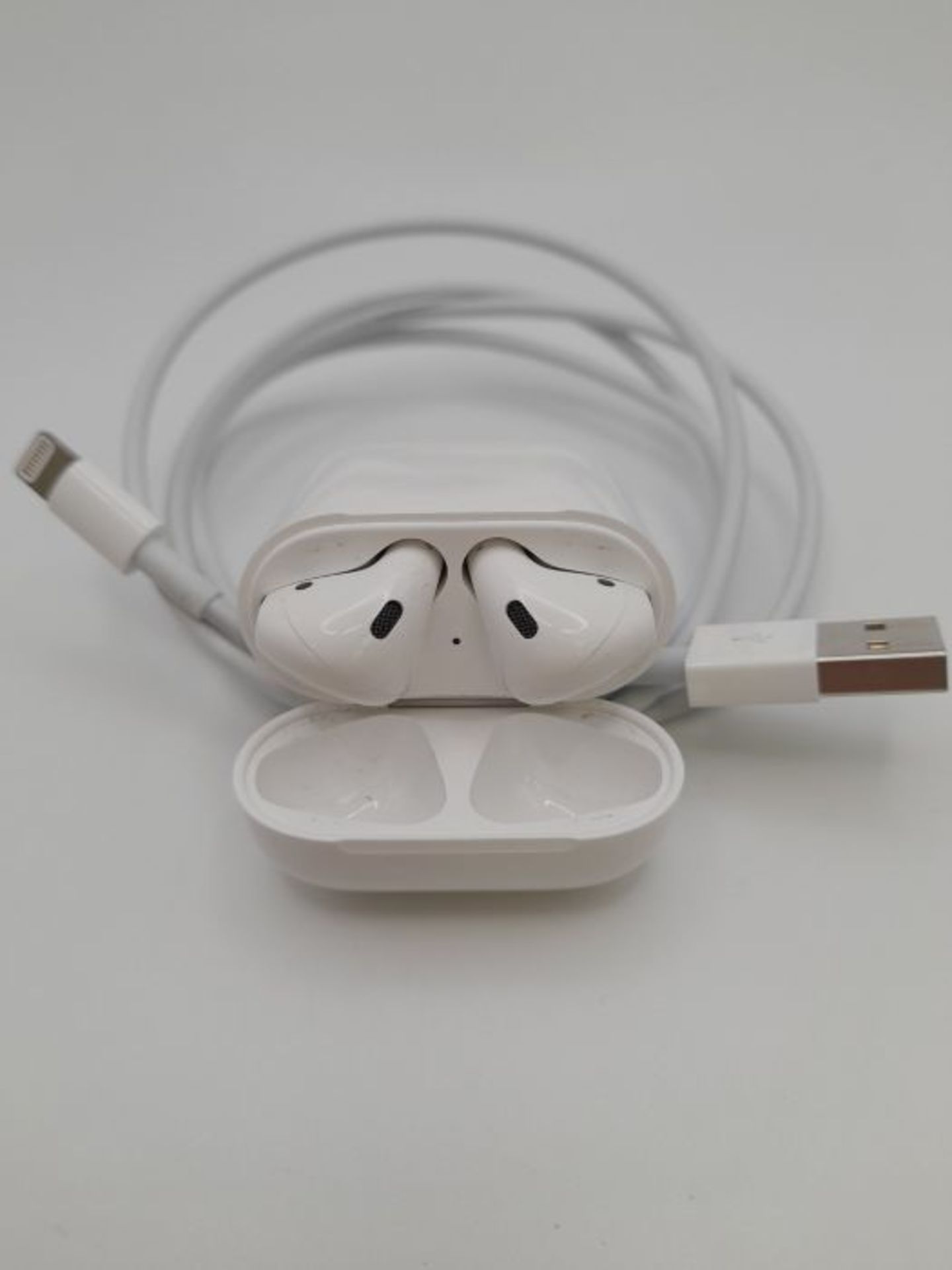 RRP £136.00 Apple AirPods with wired Charging Case (2nd generation) - Image 2 of 3