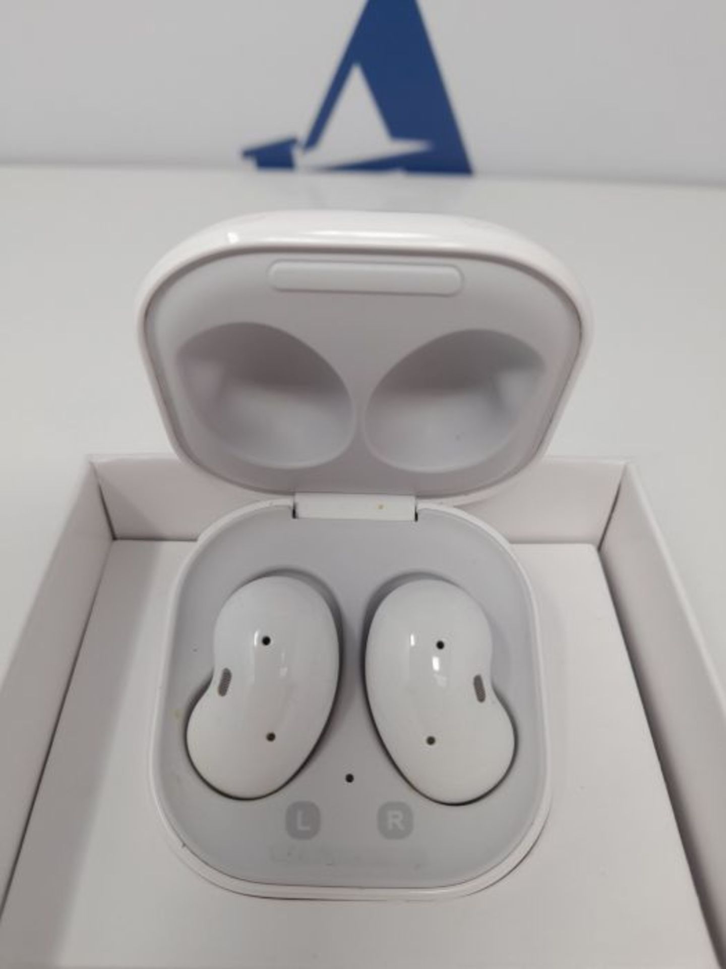 RRP £113.00 Samsung Galaxy Buds Live Wireless Earphones Mystic White (UK Version) - Image 3 of 3