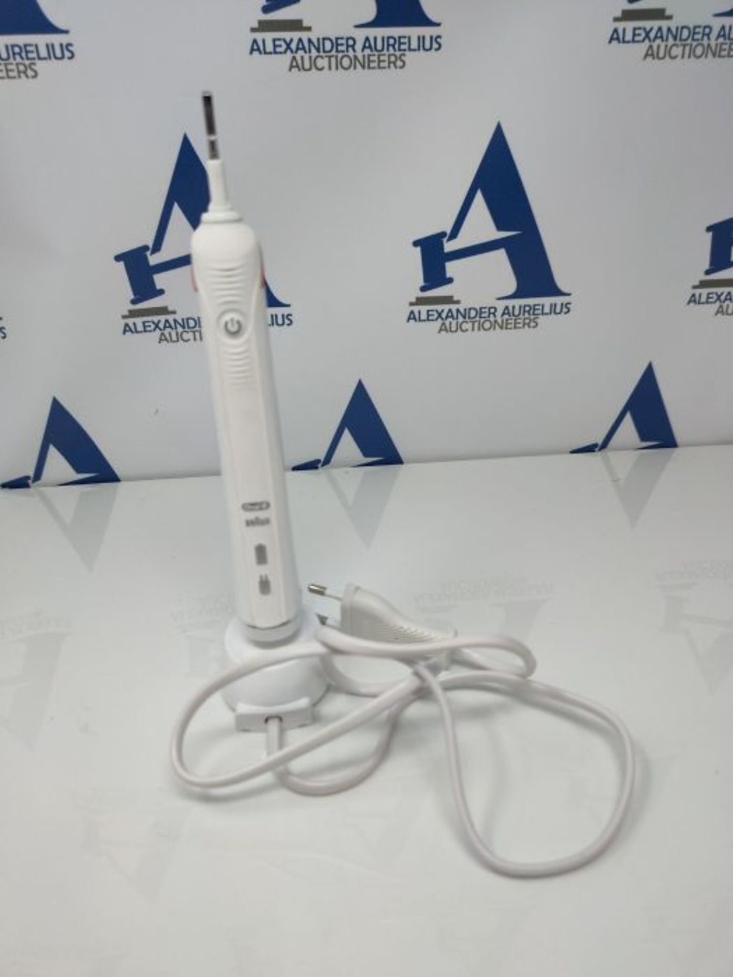 Oral-B - Pro 2 2000 Electric Toothbrush - Image 2 of 2