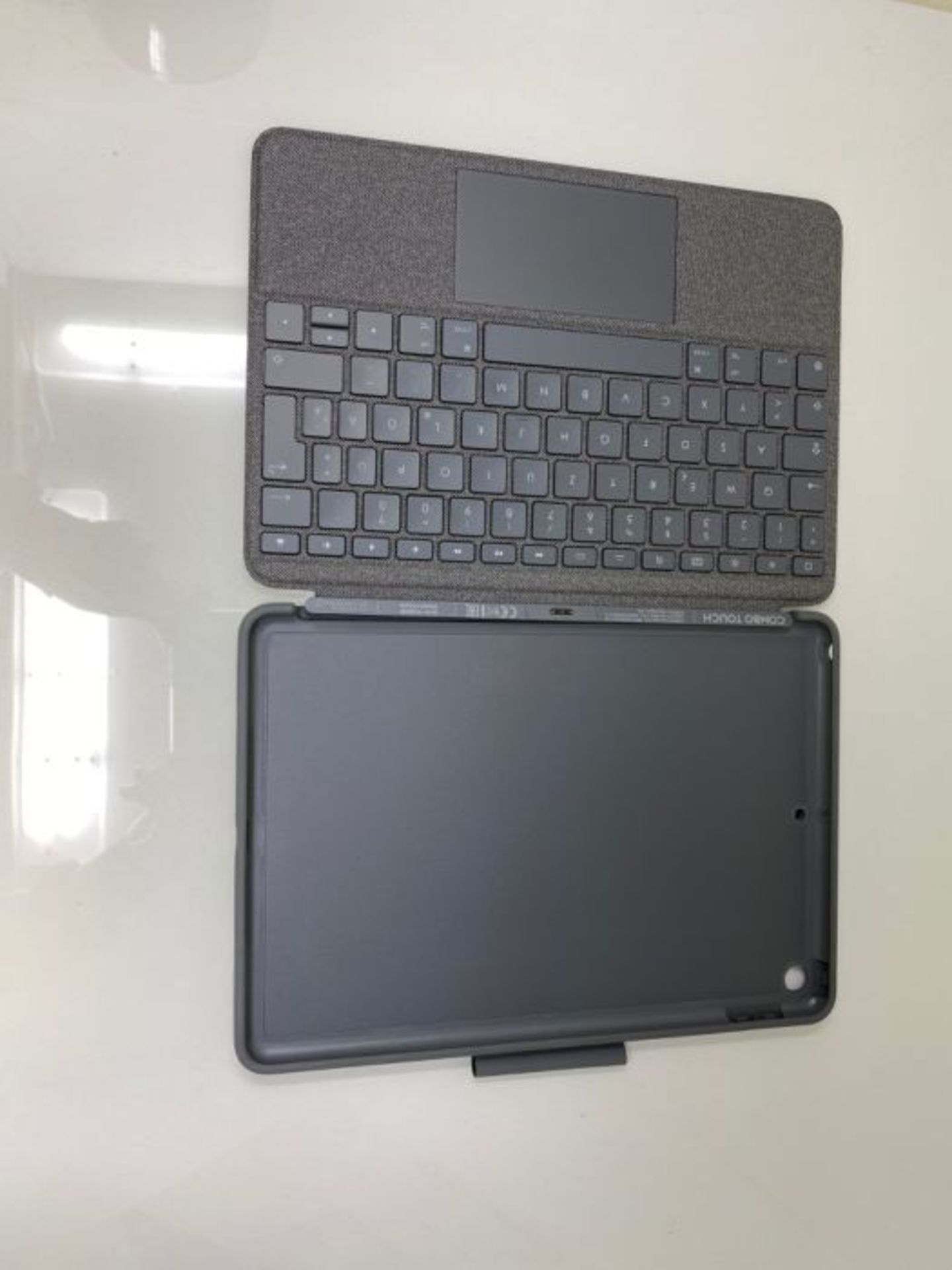 RRP £84.00 Logitech Combo Touch trackpad case for iPad (7th, 8th, & 9th gen) with precision track - Image 3 of 3