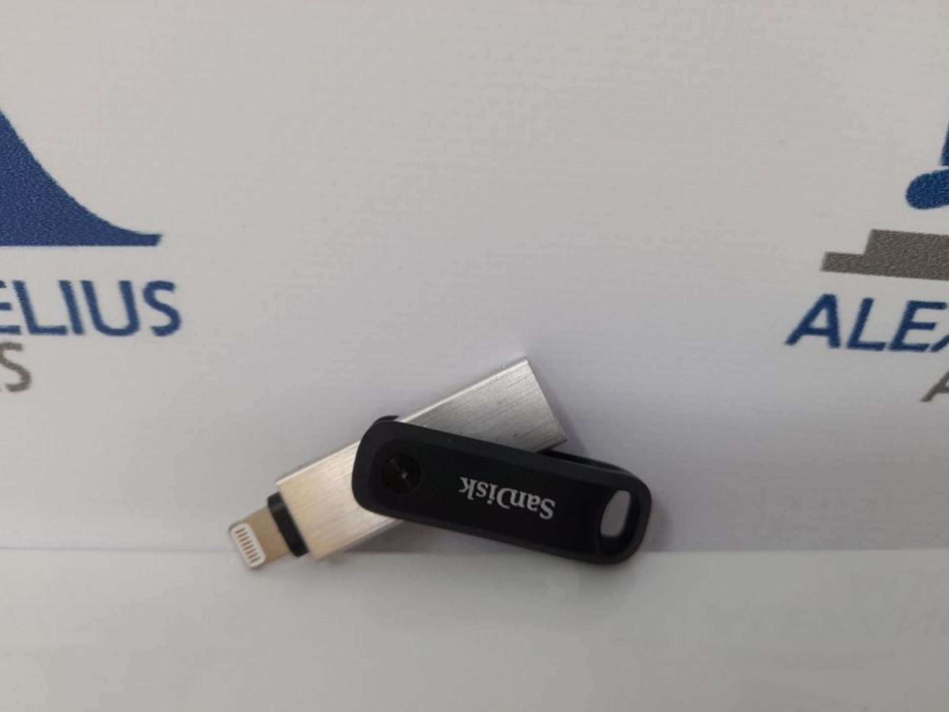 RRP £51.00 SanDisk 128GB iXpand USB Flash Drive Go for your iPhone and iPad - Image 2 of 3