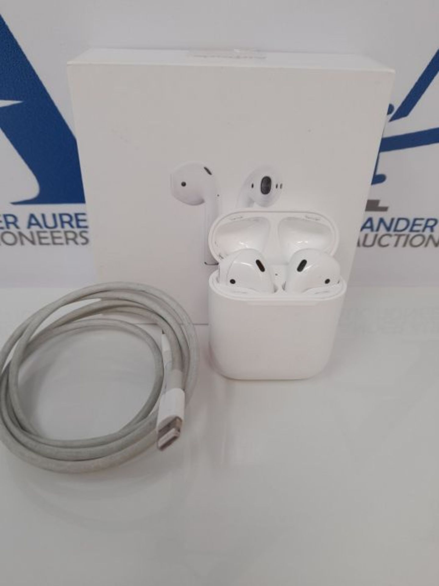 RRP £136.00 Apple AirPods with wired Charging Case (2nd generation) - Image 2 of 3