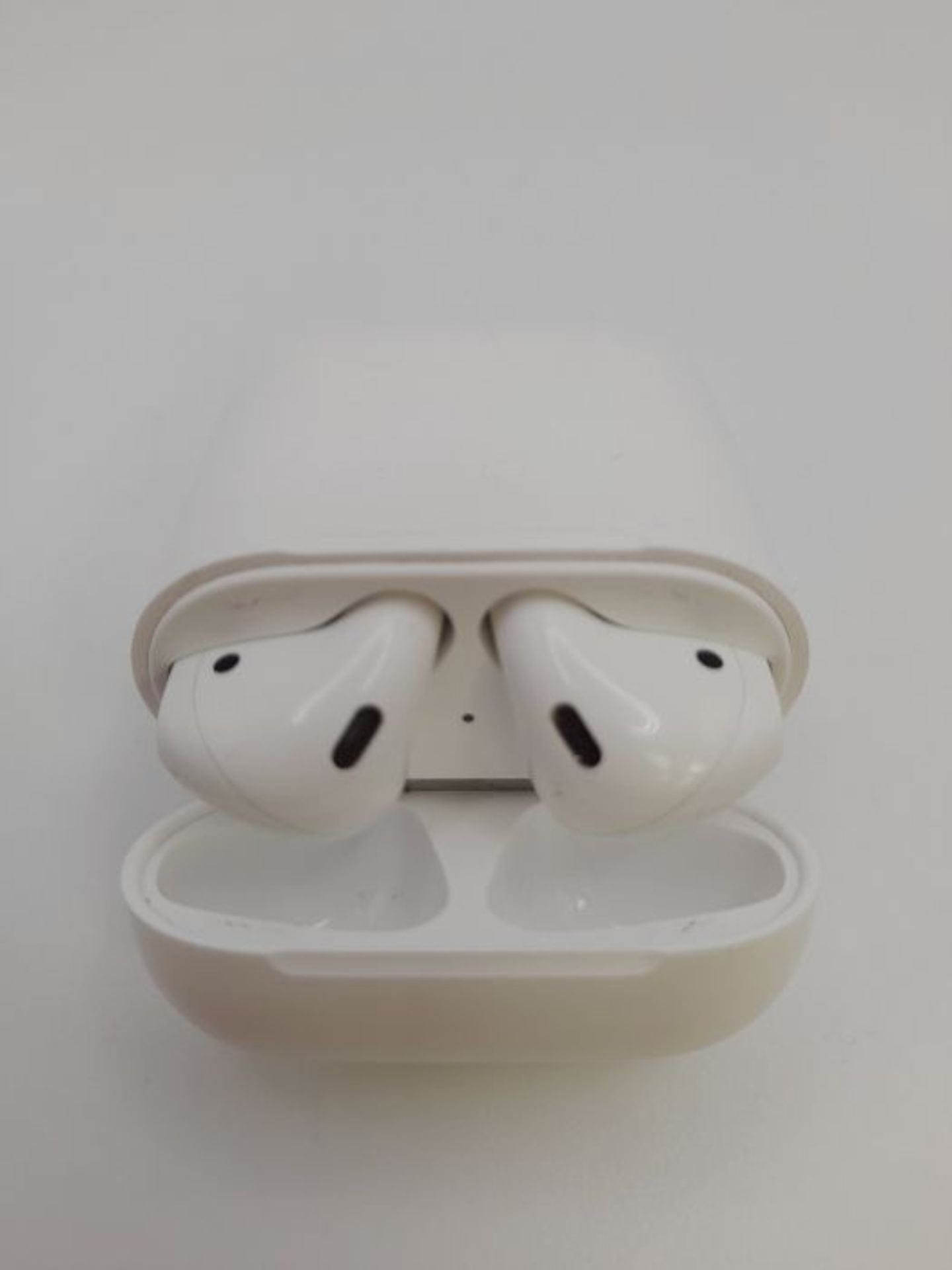 RRP £136.00 Apple AirPods with wired Charging Case (2nd generation) - Image 2 of 3