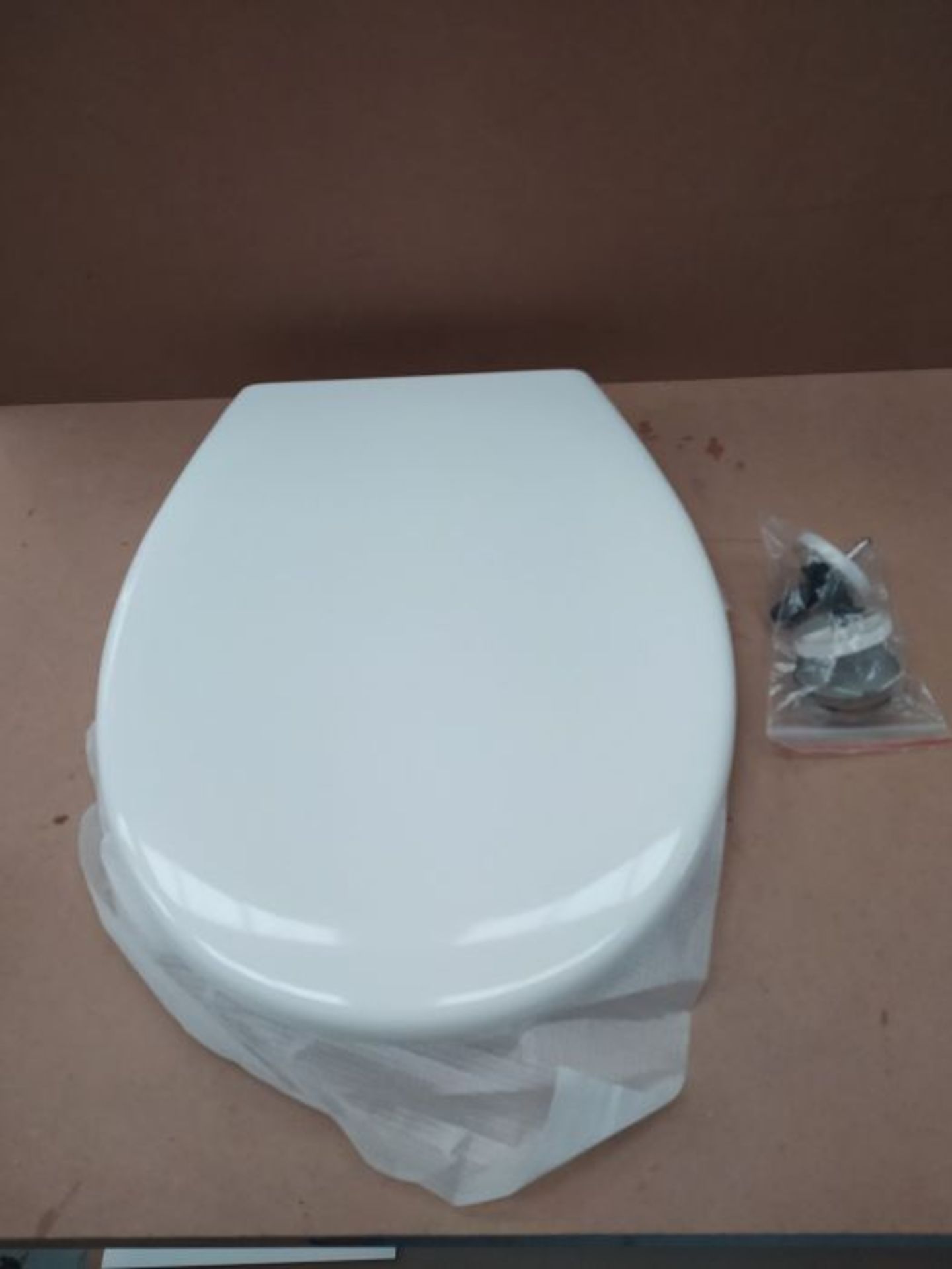 Toilet Seat featuring Soft-Close, Easy Clean, Top Fixing Hinges / OVAL LOO SEAT COVER - Image 3 of 3