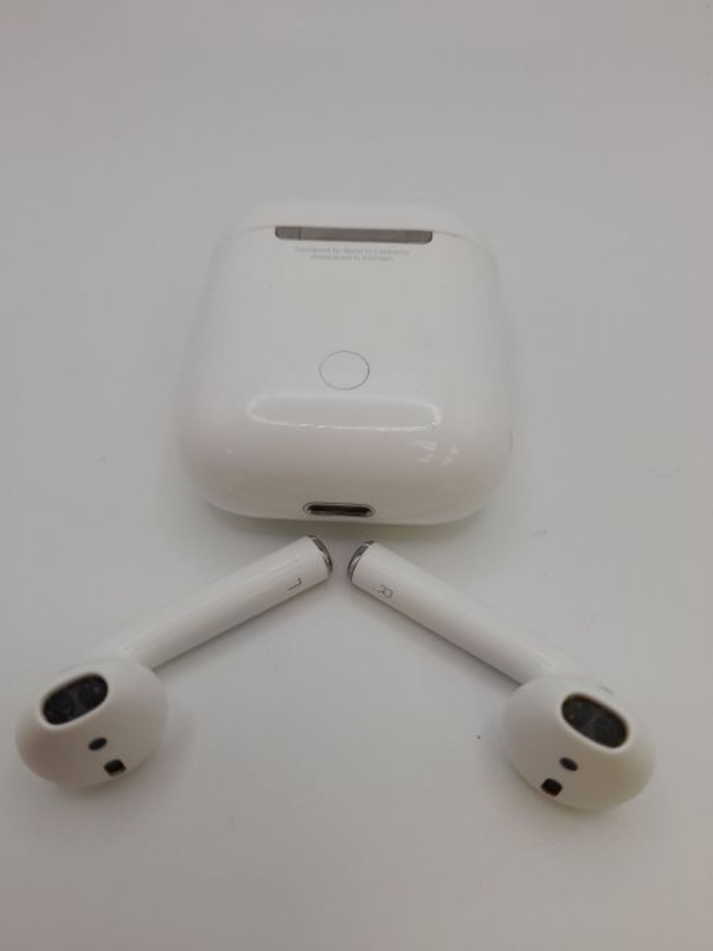 RRP £133.00 Apple AirPods con custodia di ricarica tramite cavo - Image 2 of 2