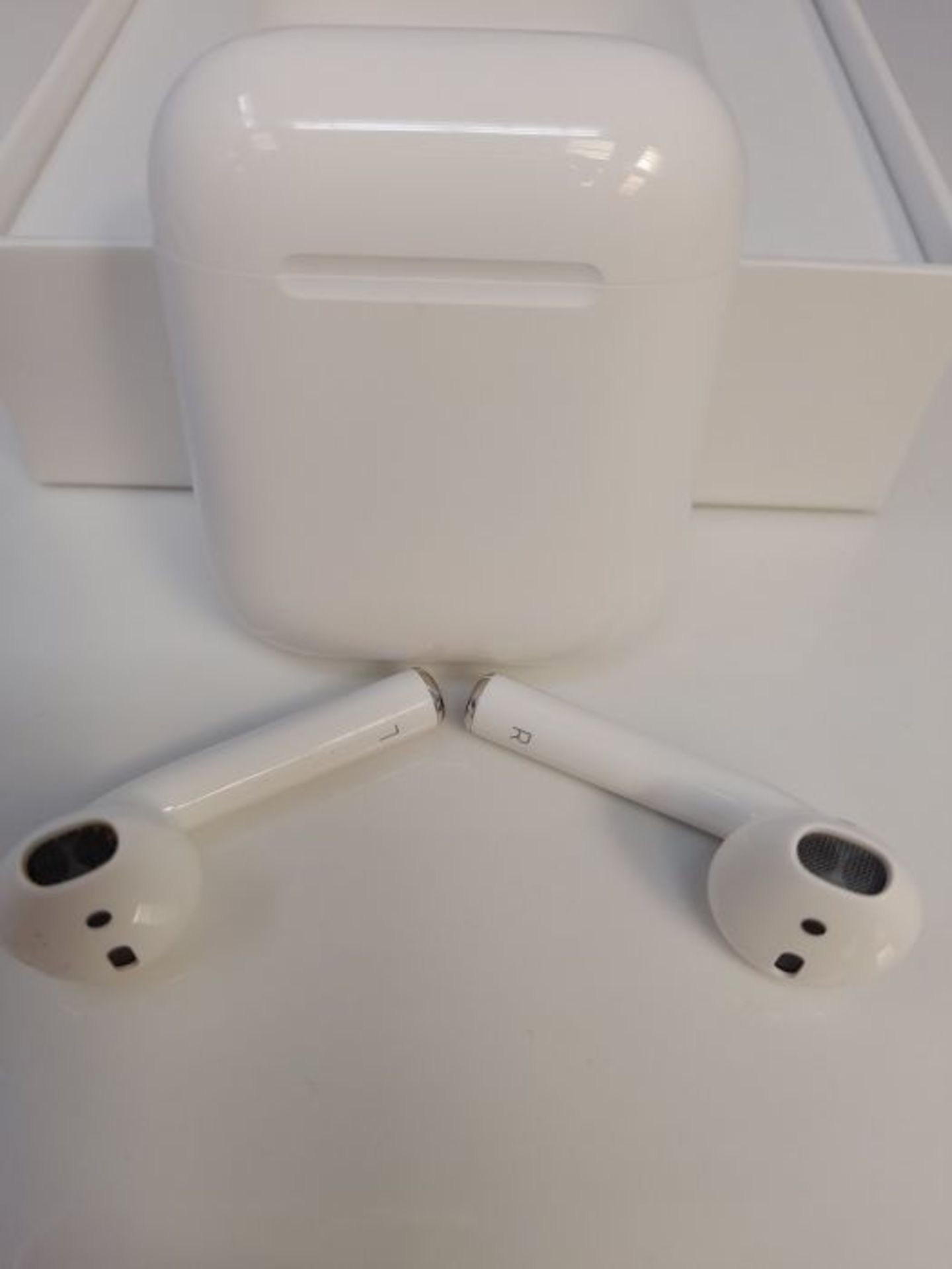 RRP £233.00 Apple AirPods con custodia di ricarica tramite cavo - Image 2 of 2