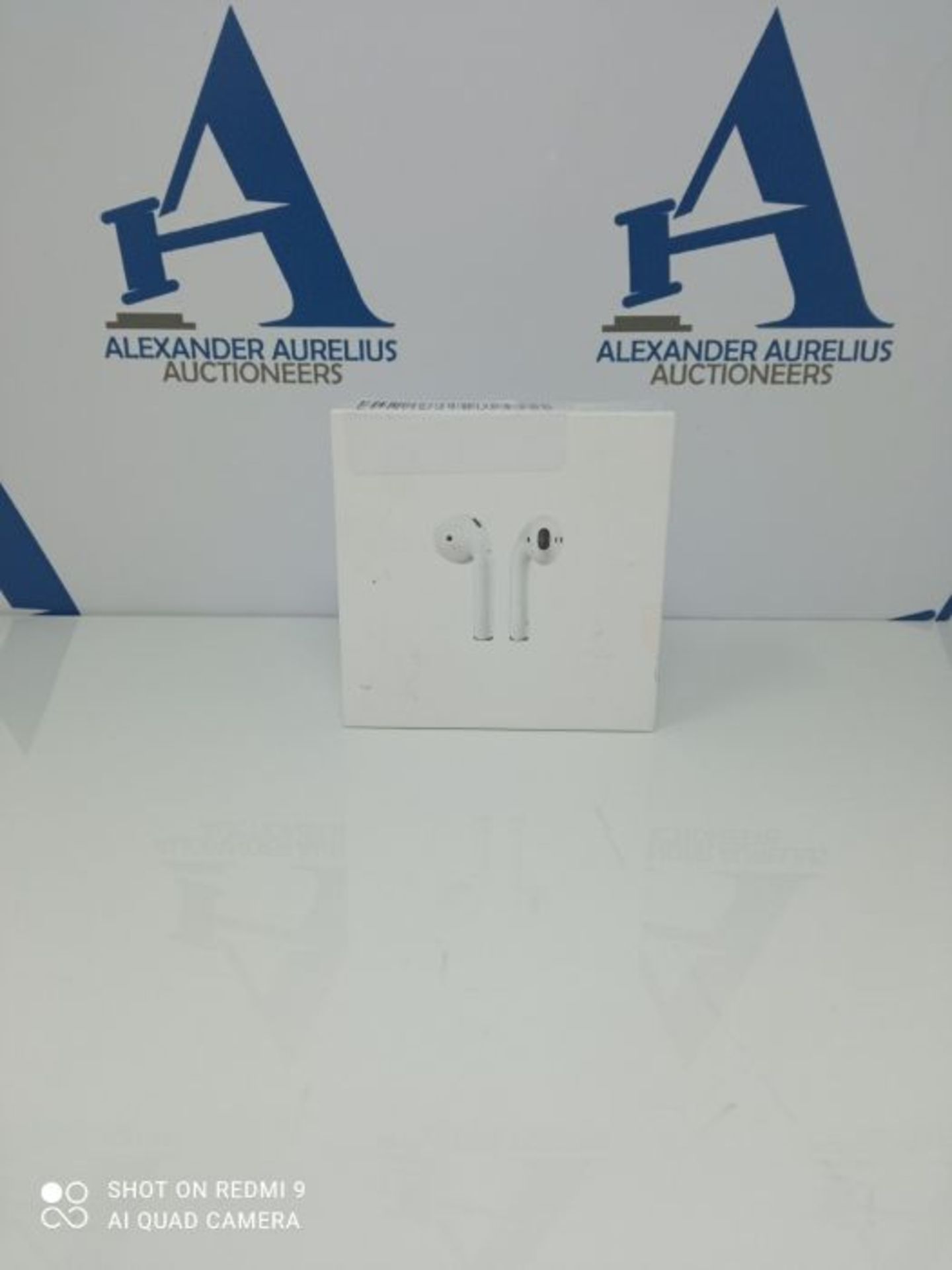 RRP £129.00 Apple AirPods with Charging Case (Wired) - Image 2 of 3