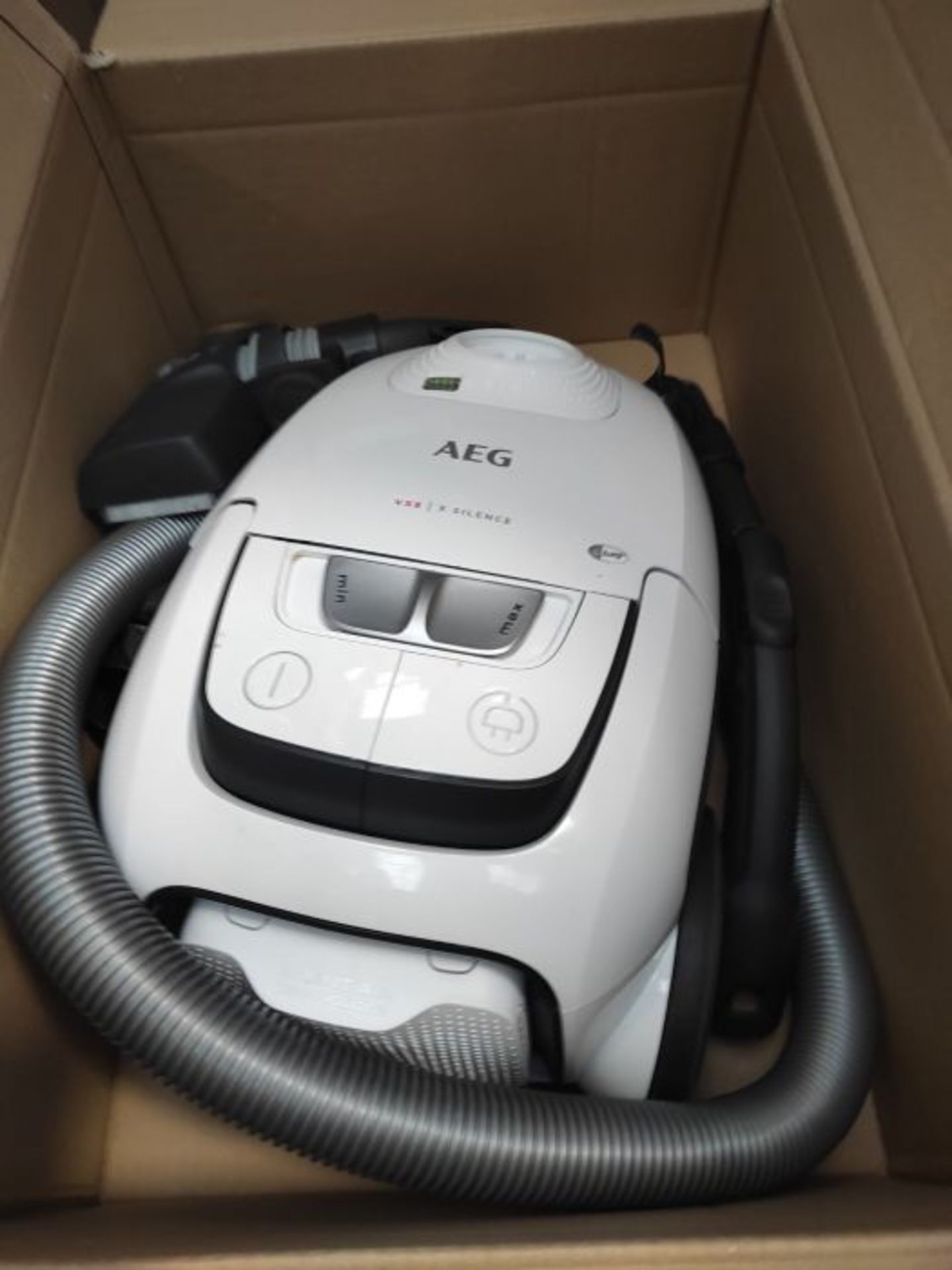 RRP £119.00 AEG VX8-2-6IW Staubsauger mit Beutel / inkl. Zubehör / 600 W / nur 67 dB(A) / 12 m Ak - Image 2 of 2