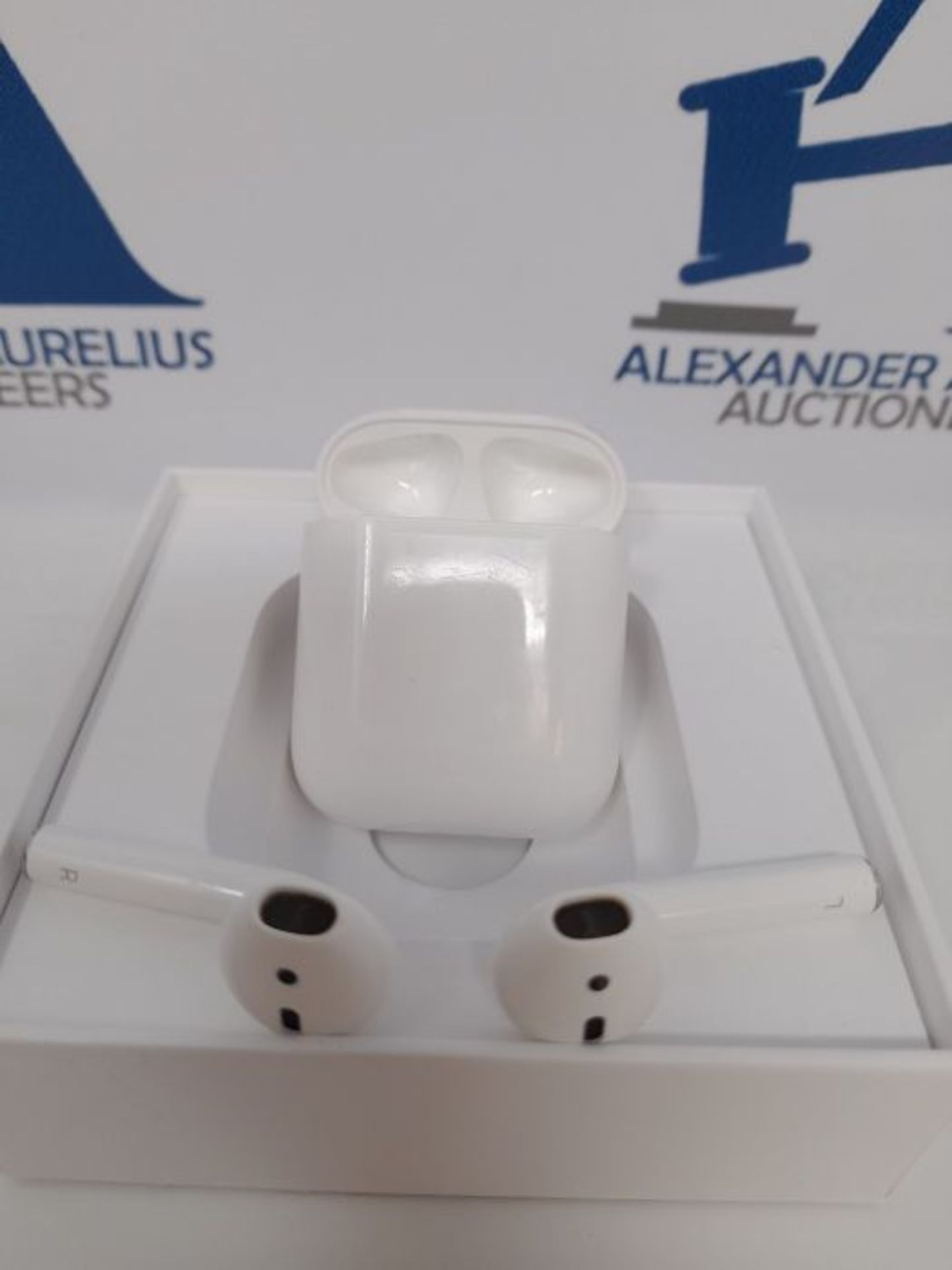 RRP £133.00 Apple AirPods con custodia di ricarica tramite cavo - Image 2 of 2