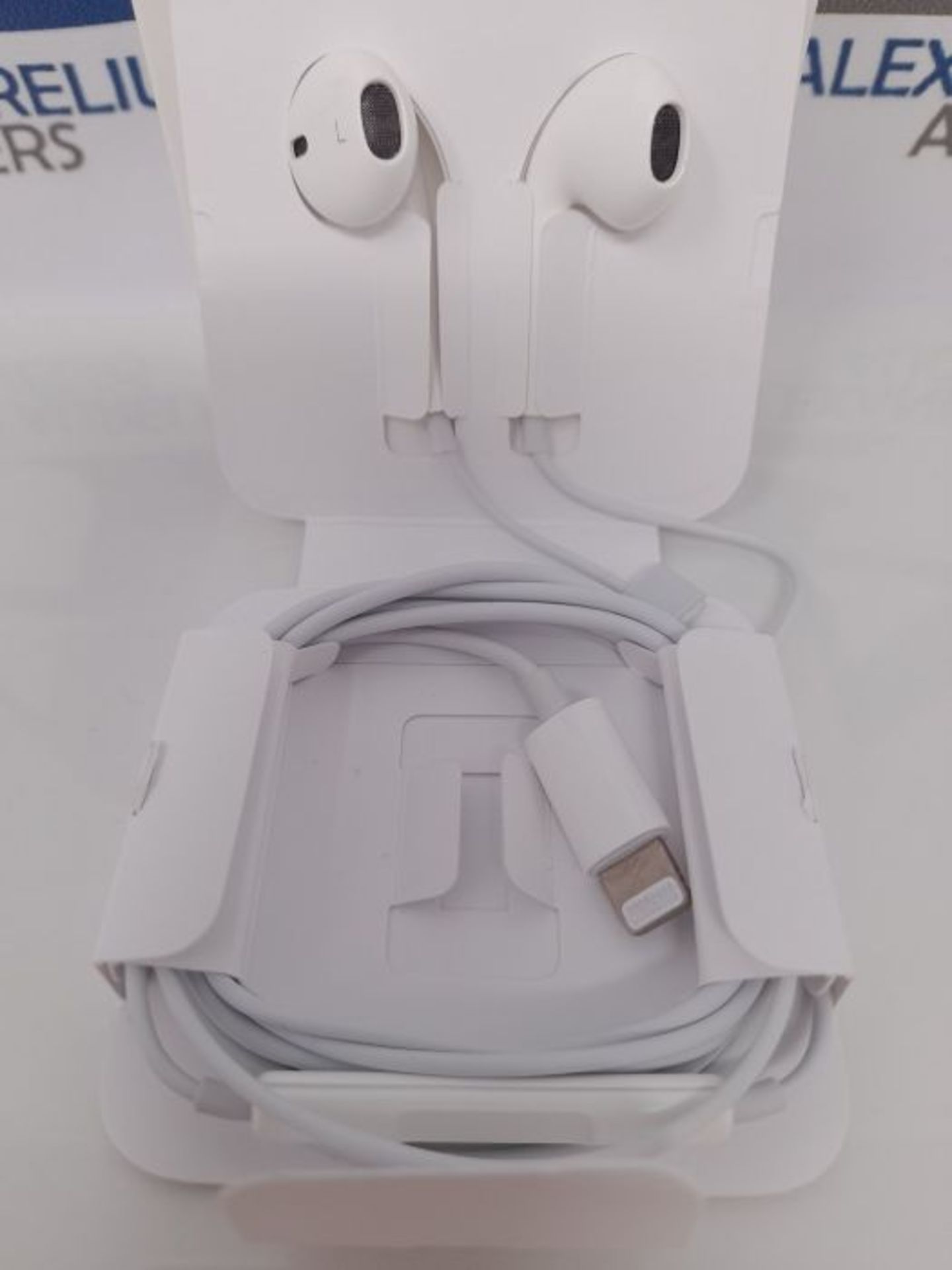 A�p�p�l�e� �E�a�r�P�o�d�s� �a�v�e�c� �c�o�n�n�e�c�t�e�u�r� �L�i�g�h�t�n�i�n�g� - Image 3 of 3