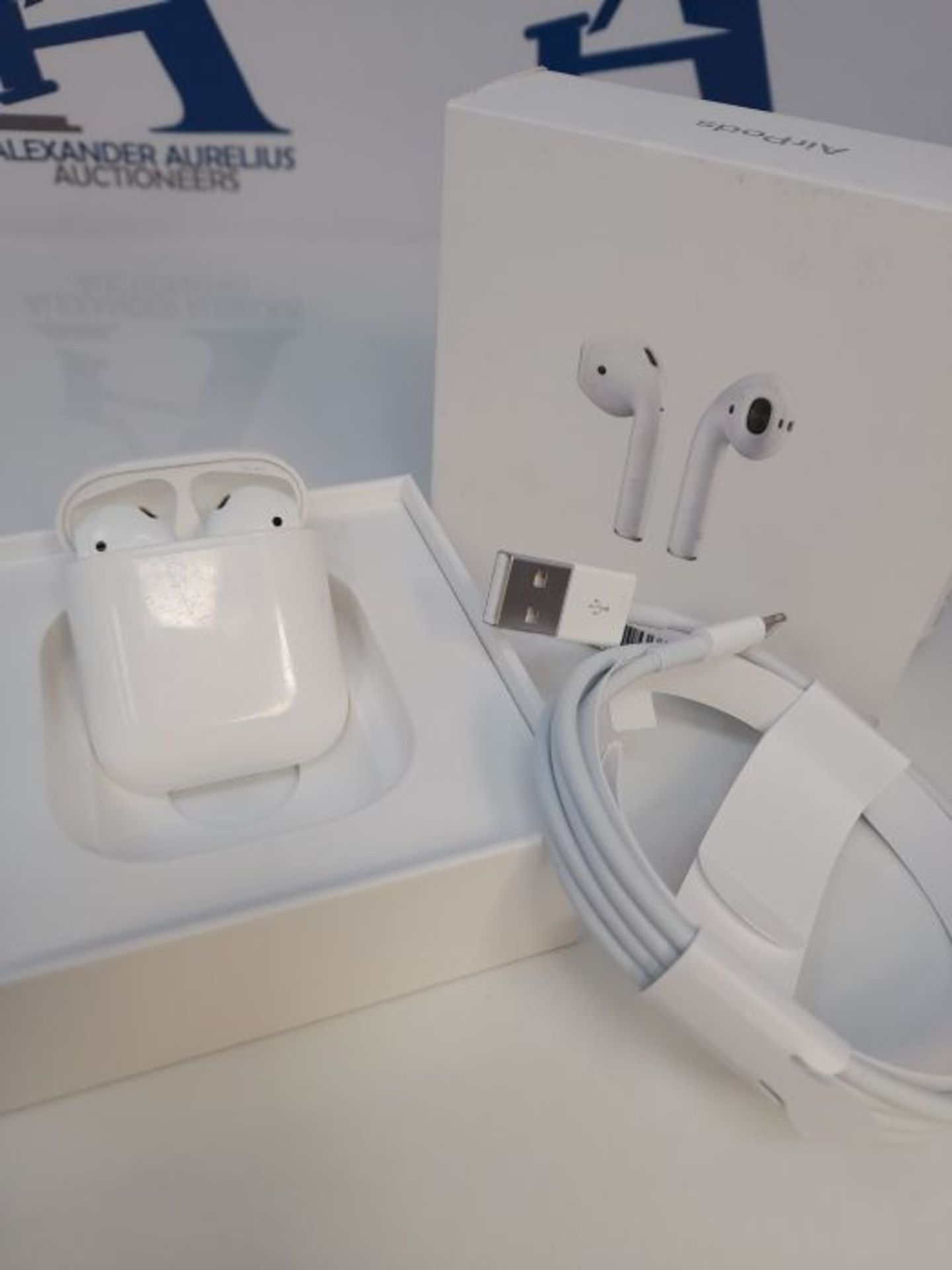RRP £137.00 Apple AirPods with wired Charging Case (2nd generation) - Image 2 of 3
