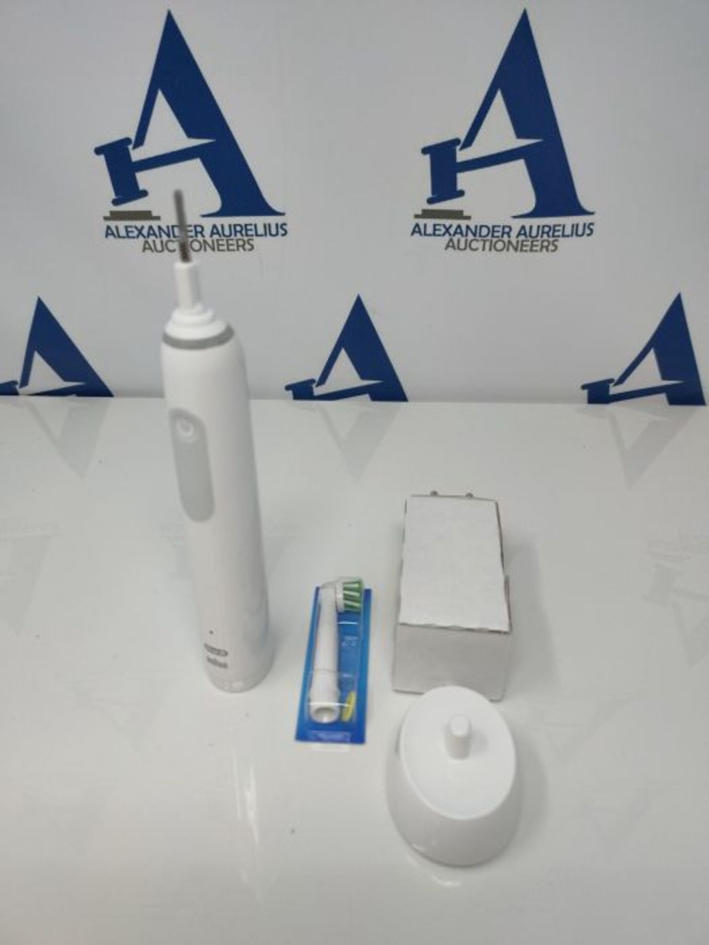 RRP £50.00 Oral-B PRO 3 3000 Cross Action White Edition - Image 2 of 2