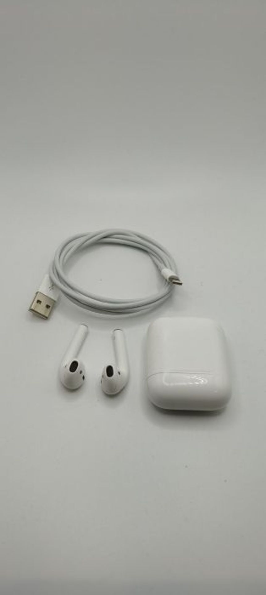 RRP £139.00 Apple AirPods con custodia di ricarica tramite cavo (seconda generazione) - Image 3 of 3