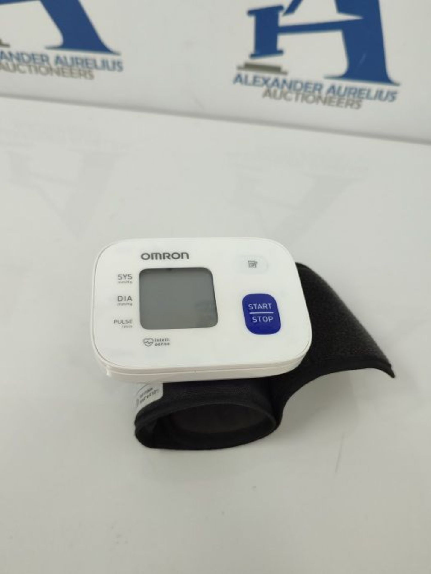 OMRON RS1 Automatic Wrist Blood Pressure Monitor for home use or on the go - clinicall - Image 3 of 3