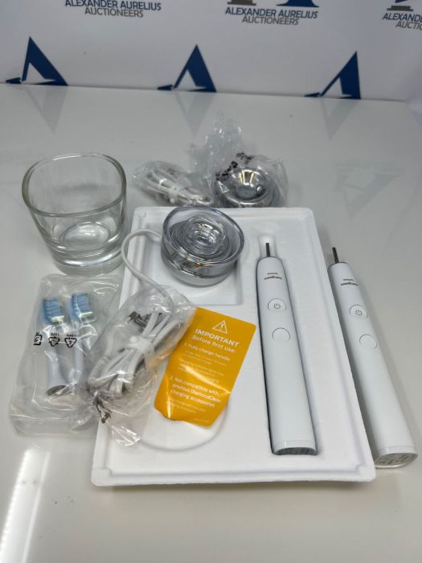 RRP £241.00 Philips Diamondclean 9000 Series 2 Electric Toothbrushes White - Image 3 of 3