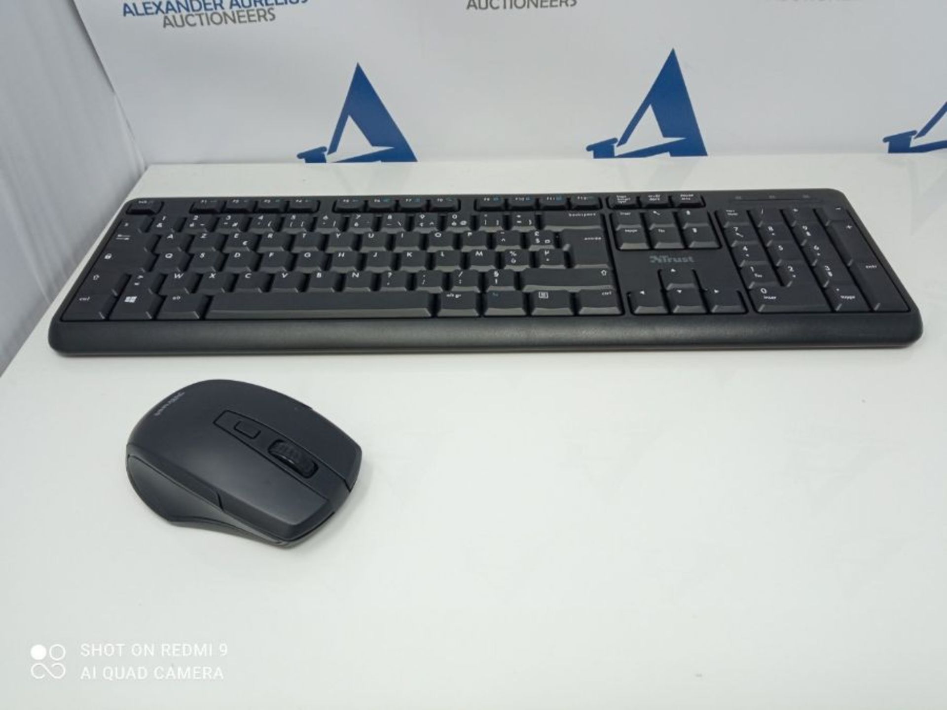 Trust Ymo Pack Clavier et Souris sans Fil - AZERTY FranÃ§ais, RÃ©sistant aux Ã0