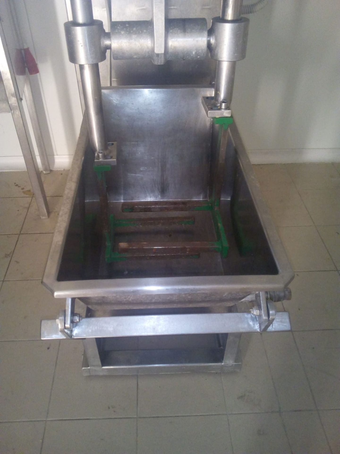 stretching machine with dipping arms