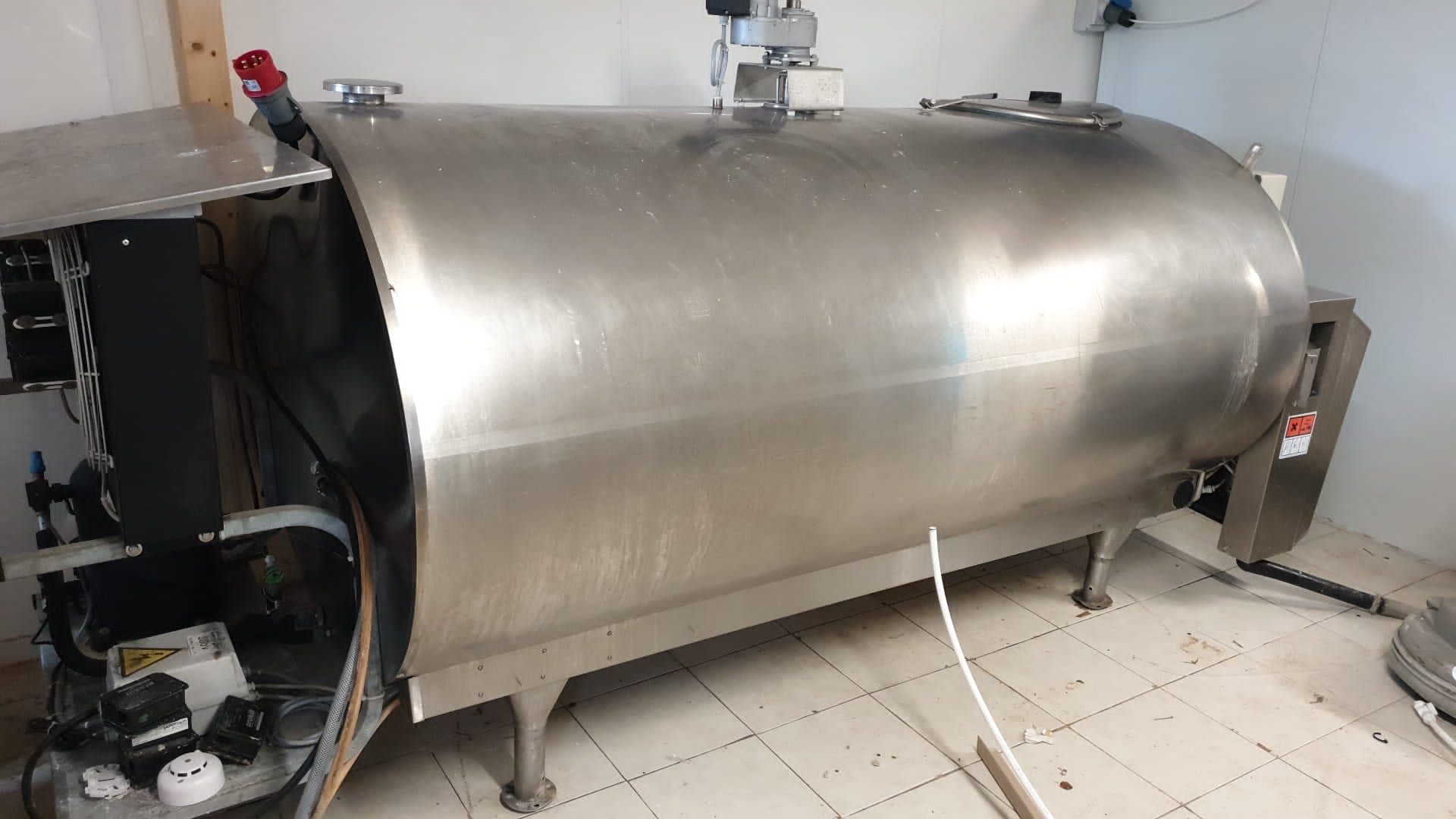 milk cooling tank capacity 2250 ltrs with automatic cleaning system RL10V2 and automatic agitator