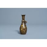 A Chinese gold-splashed bronze vase, 19th/20th C.