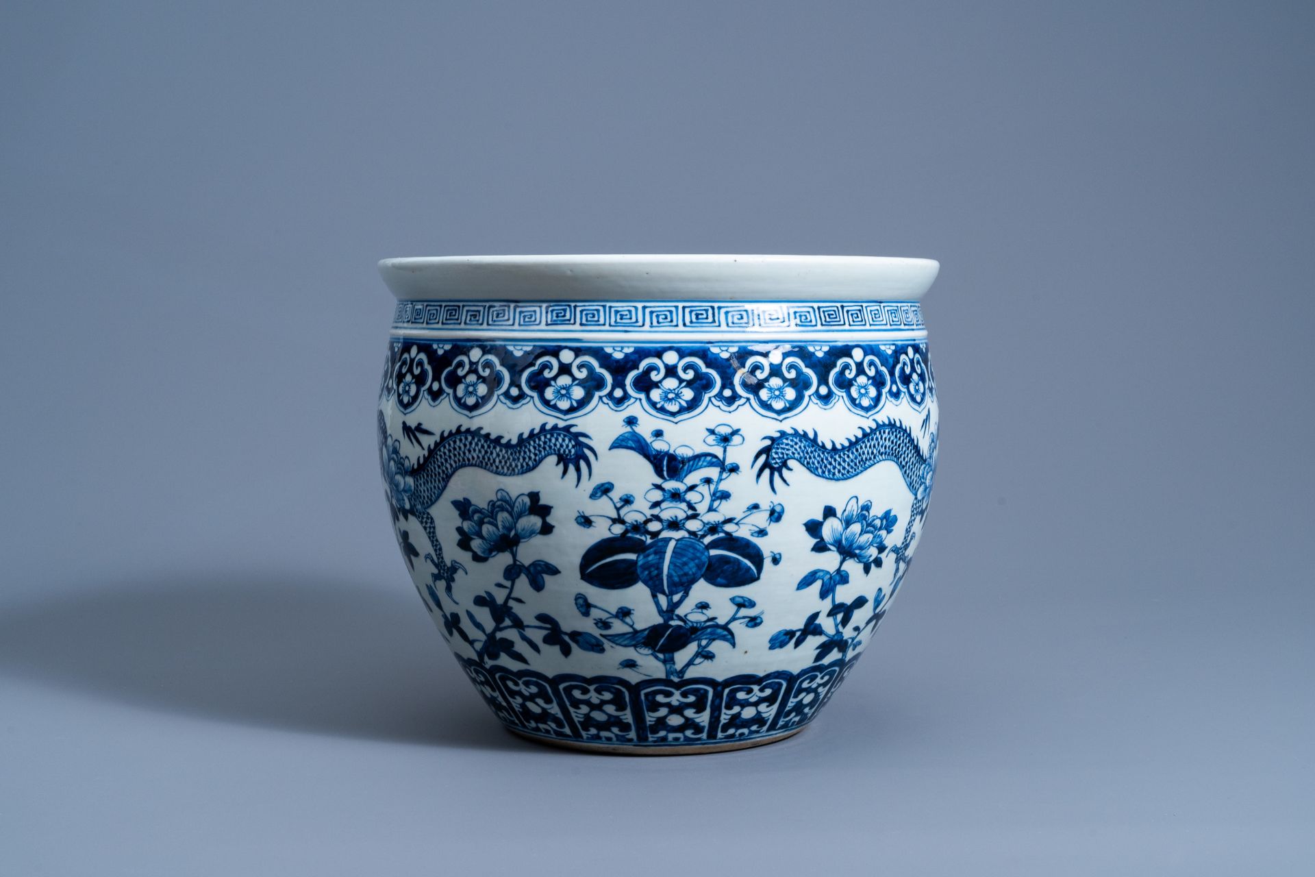 A Chinese blue and white 'dragons' jardinire, 19th C. - Image 4 of 9