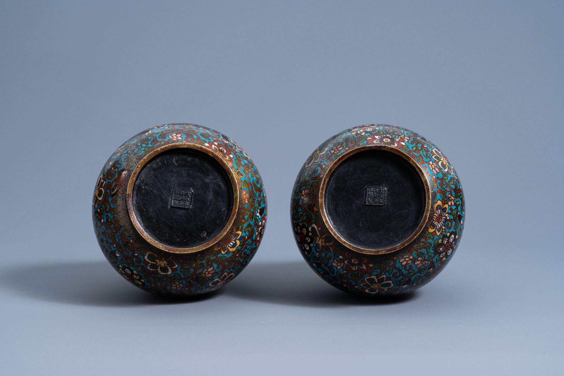 A pair of Chinese bottle shaped cloisonnŽ vases with floral design, 19th/20th C. - Image 6 of 6