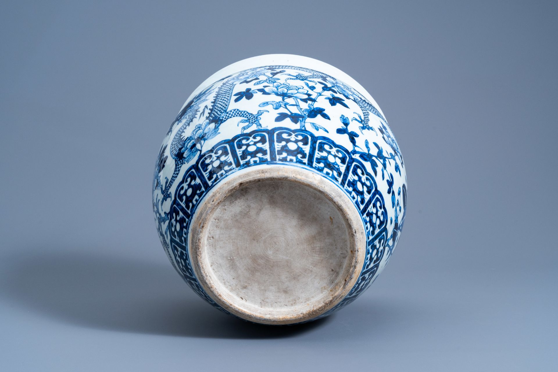 A Chinese blue and white 'dragons' jardinire, 19th C. - Image 9 of 9