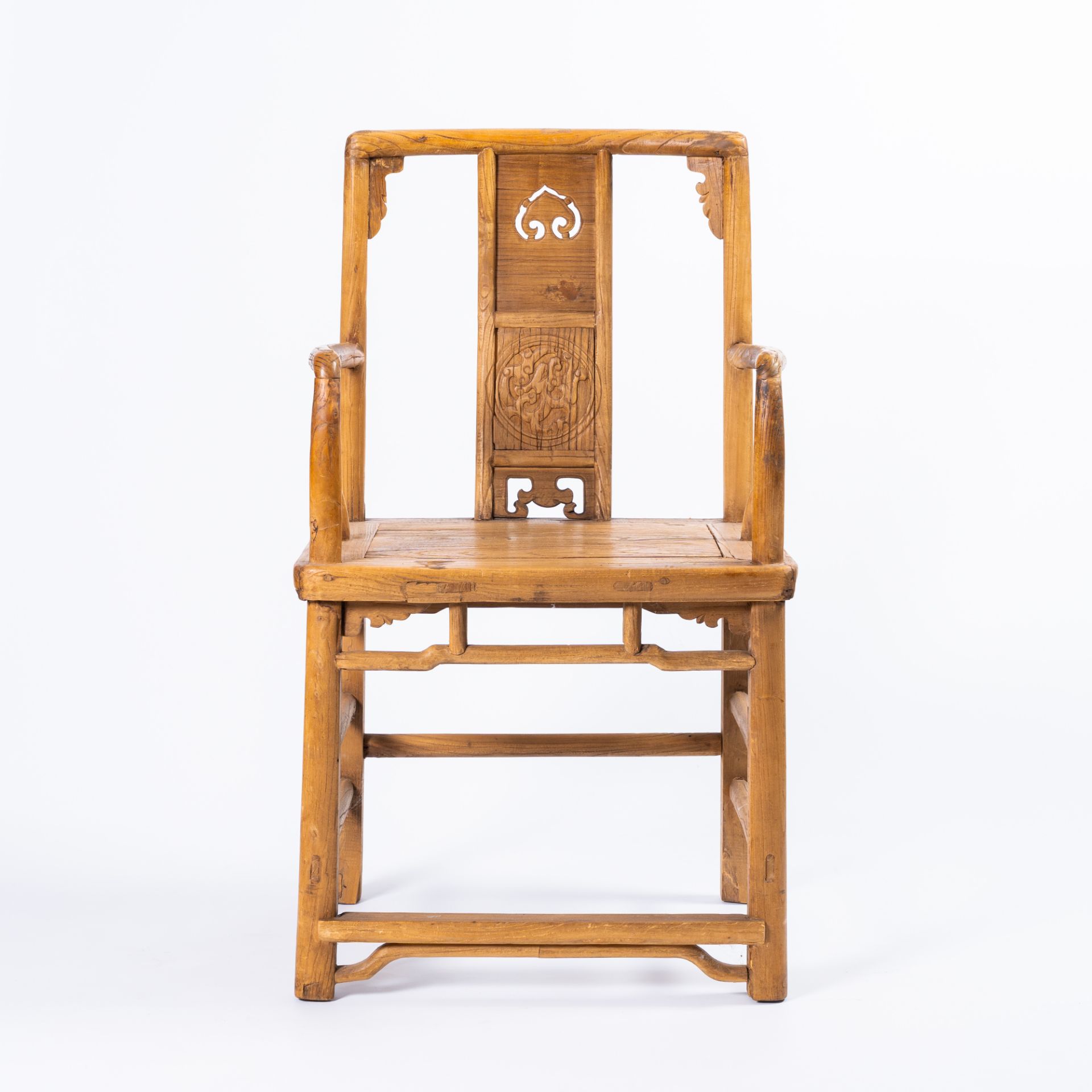 A Chinese elmwood chair with carved and reticulated panels, 19th/20th C. - Image 3 of 10