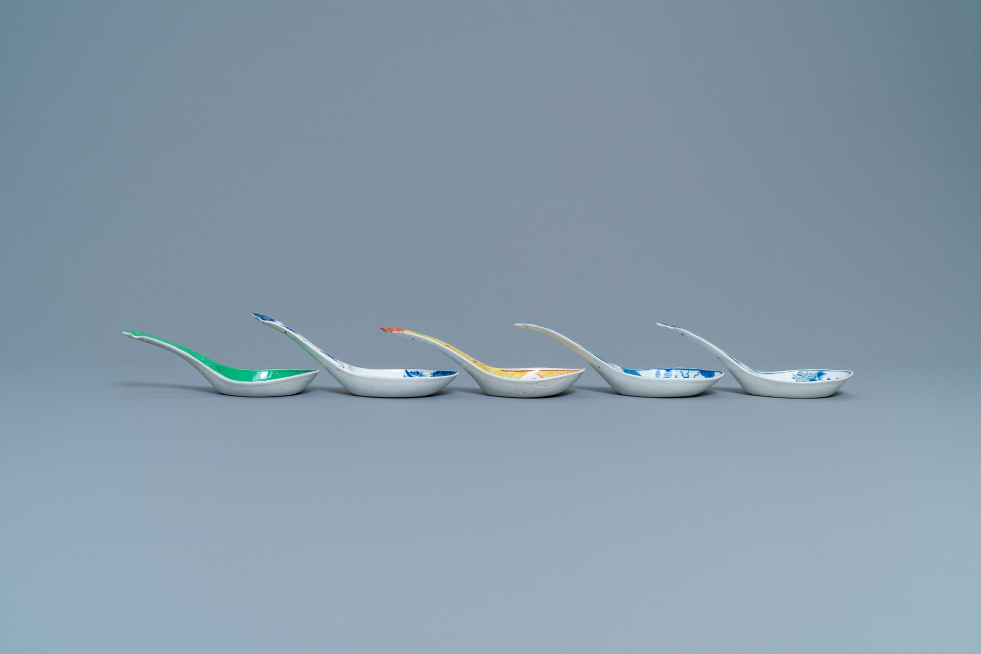 Five large Chinese blue, white, famille rose and monochrome green spoons, 19th/20th C. - Image 5 of 5