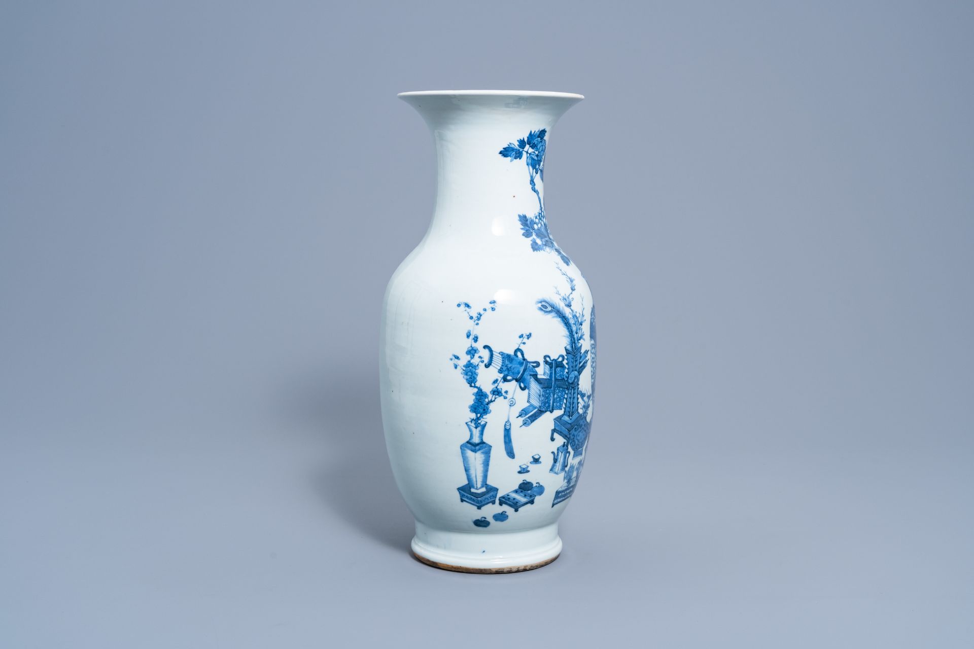 A Chinese blue and white 'antiquities' vase, 19th C. - Bild 4 aus 6