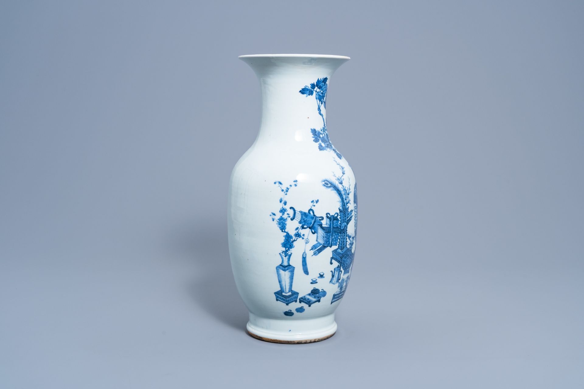 A Chinese blue and white 'antiquities' vase, 19th C. - Image 4 of 6