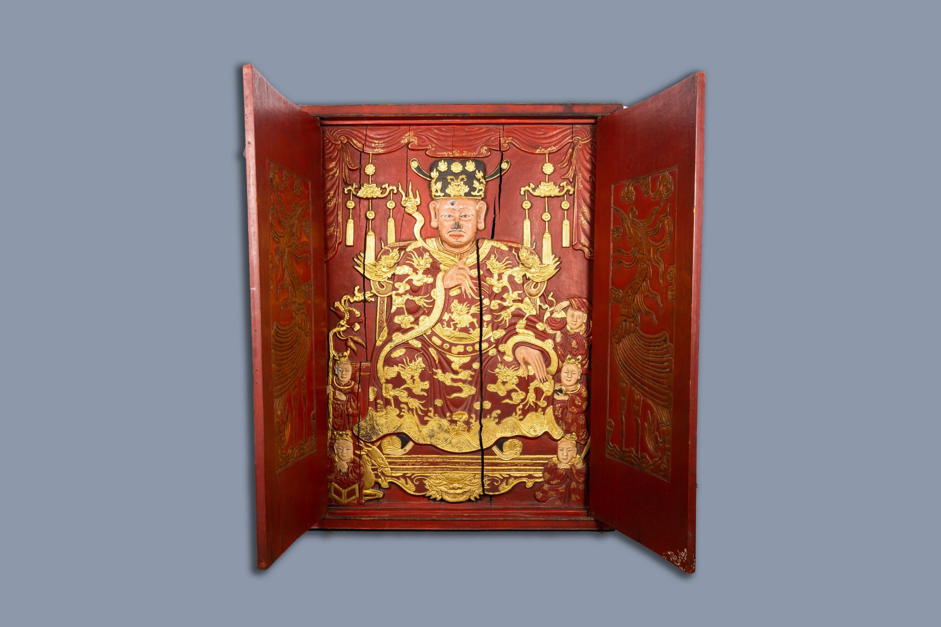 A South-Chinese partly gilt and lacquered house shrine, poss. for the Straits or Peranakan market, 1 - Bild 3 aus 5