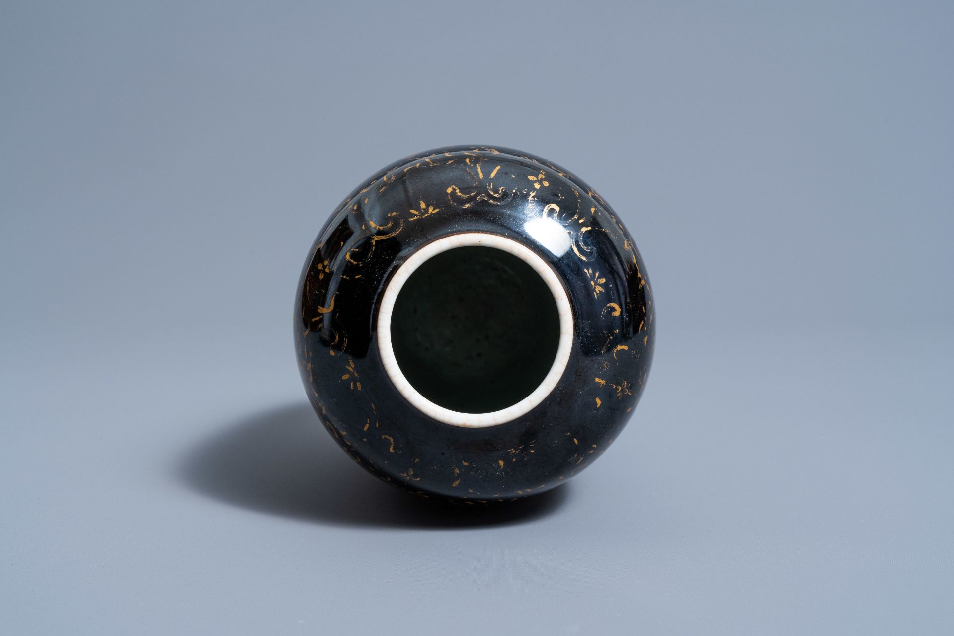 A Chinese monochrome black vase with gilt lotus scrolls, 19th C. - Image 6 of 7