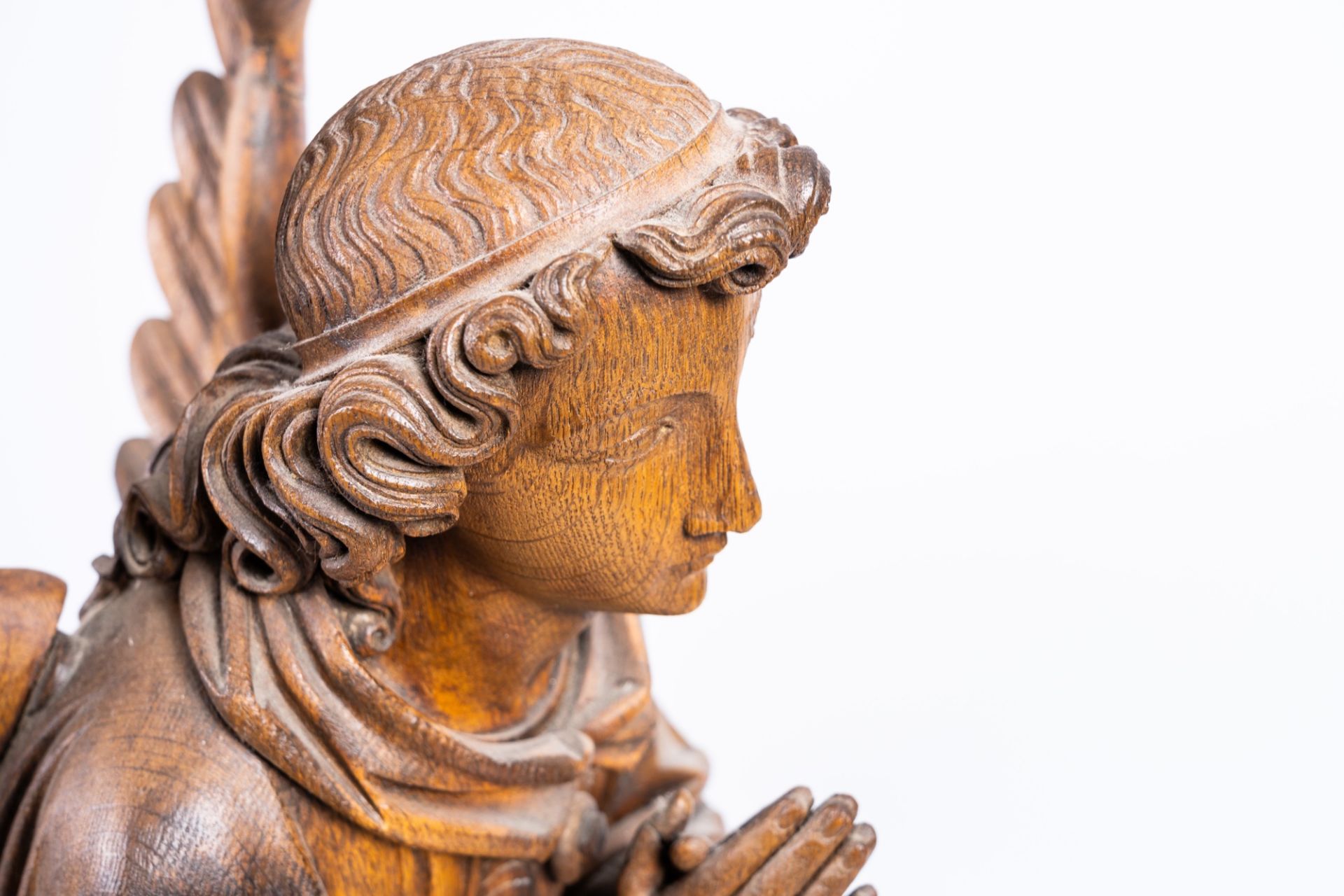 A pair of large carved oak wooden Gothic Revival angels, Belgium or France, 19th C. - Image 10 of 10