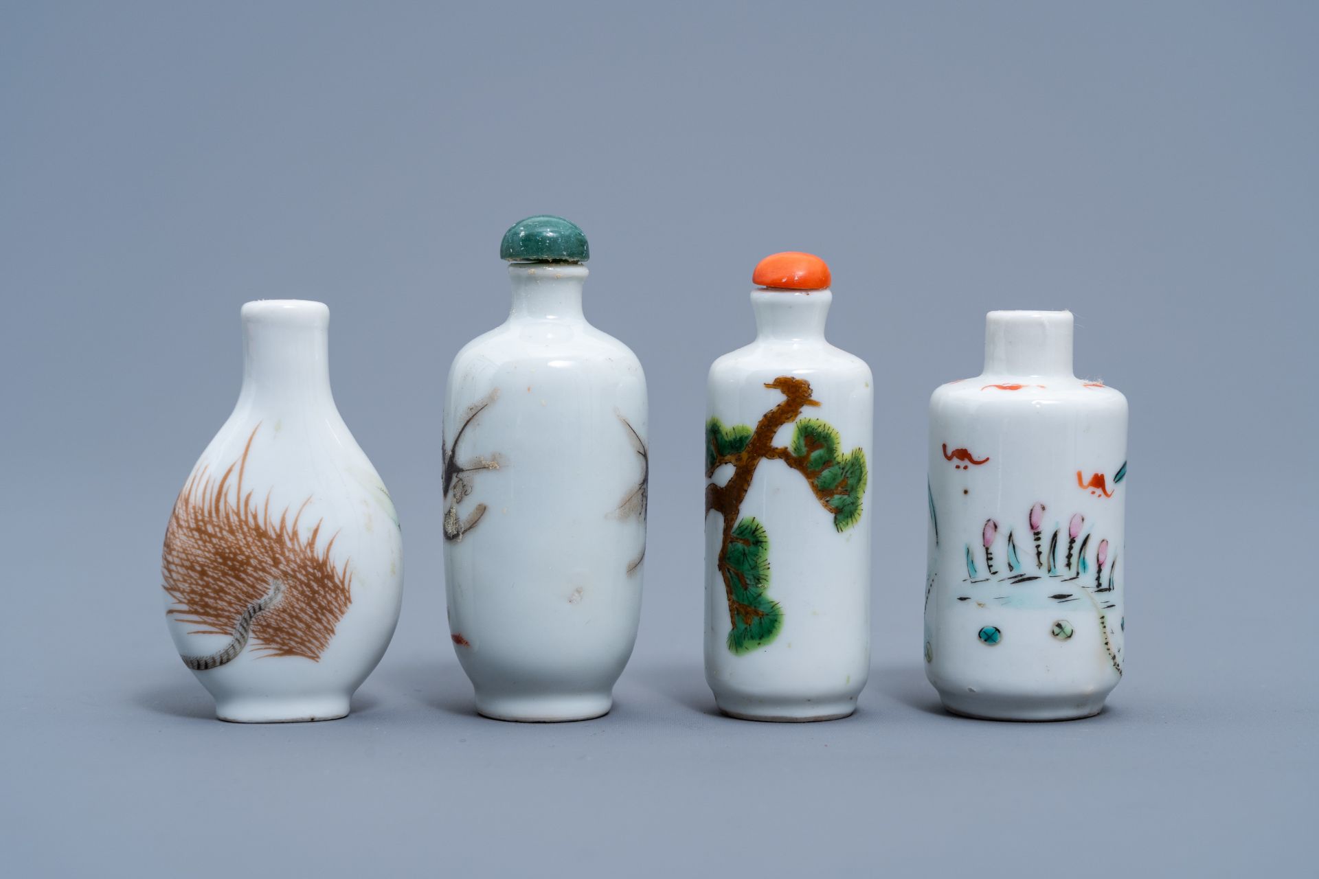 Four various Chinese polychrome enamelled snuff bottles, 19th/20th C. - Image 3 of 6