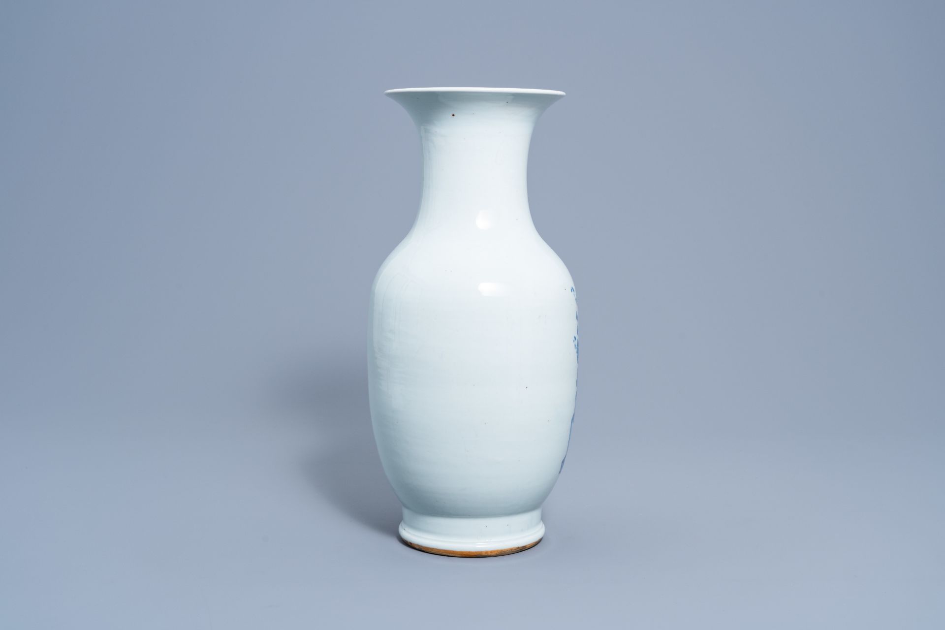 A Chinese blue and white 'antiquities' vase, 19th C. - Bild 3 aus 6