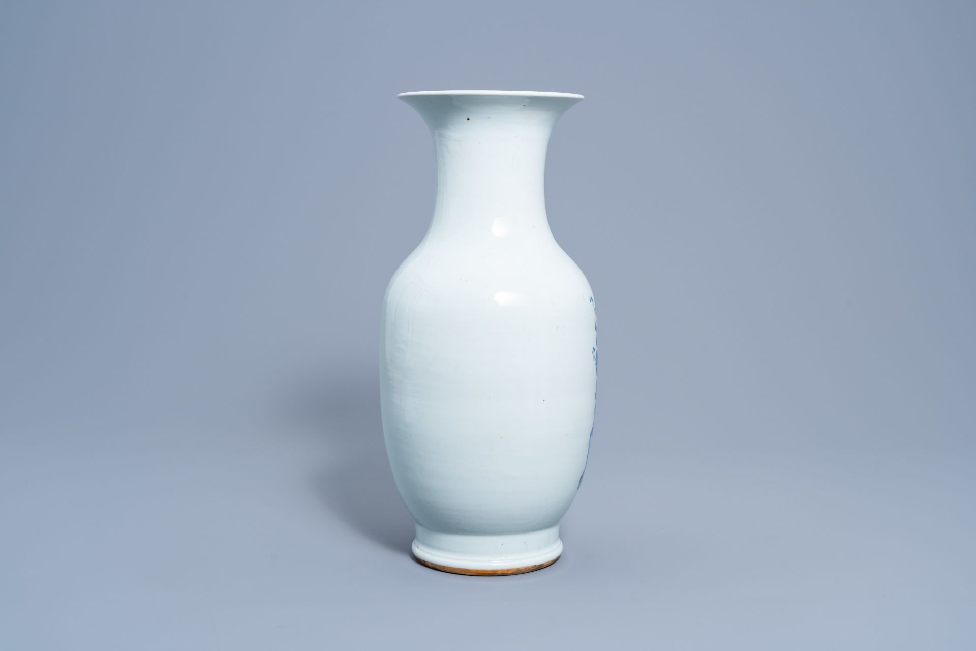 A Chinese blue and white 'antiquities' vase, 19th C. - Image 3 of 6