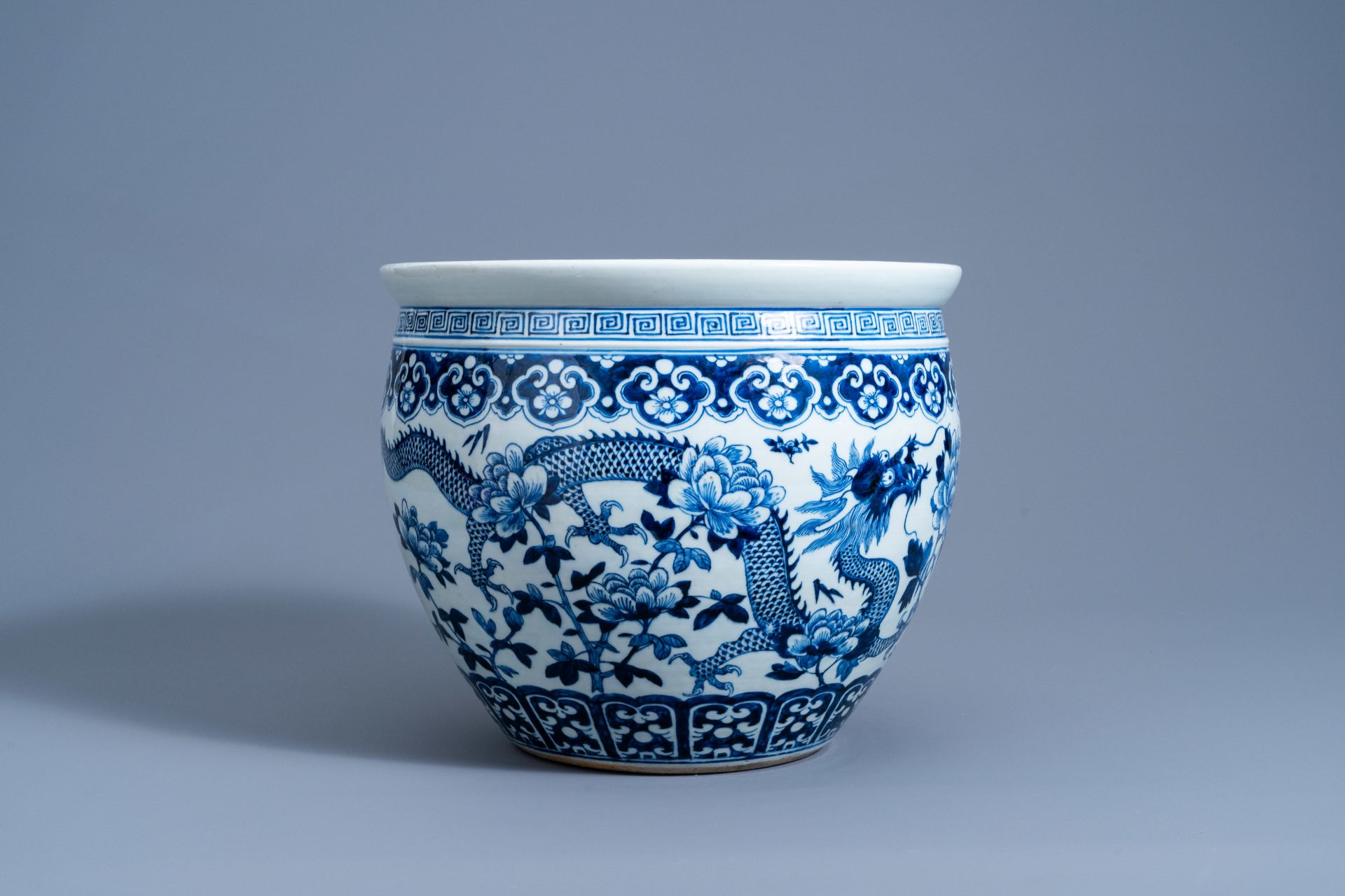 A Chinese blue and white 'dragons' jardinire, 19th C. - Image 3 of 9