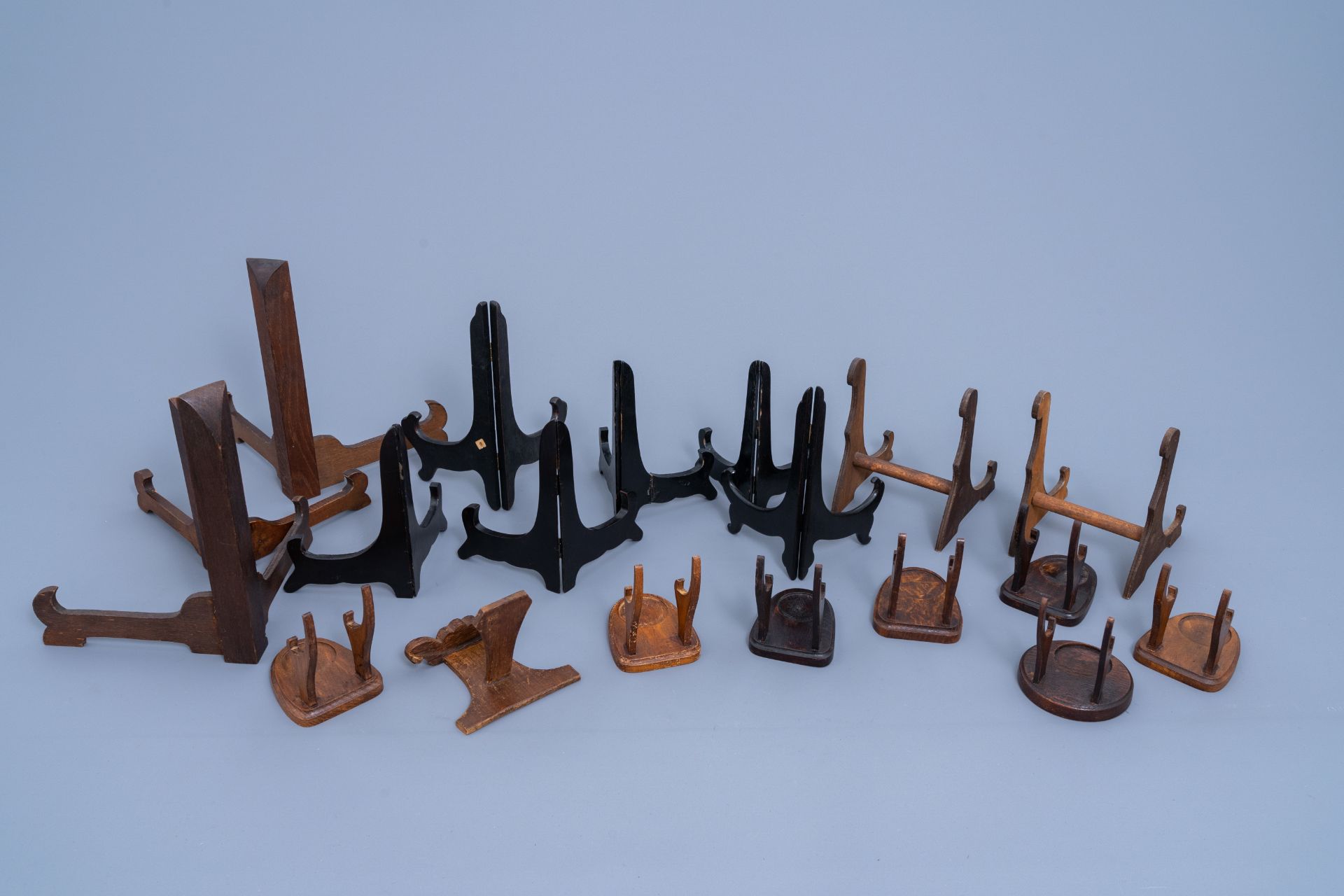 A collection of Chinese carved wood stands and plate holders, 20th C. - Image 8 of 8