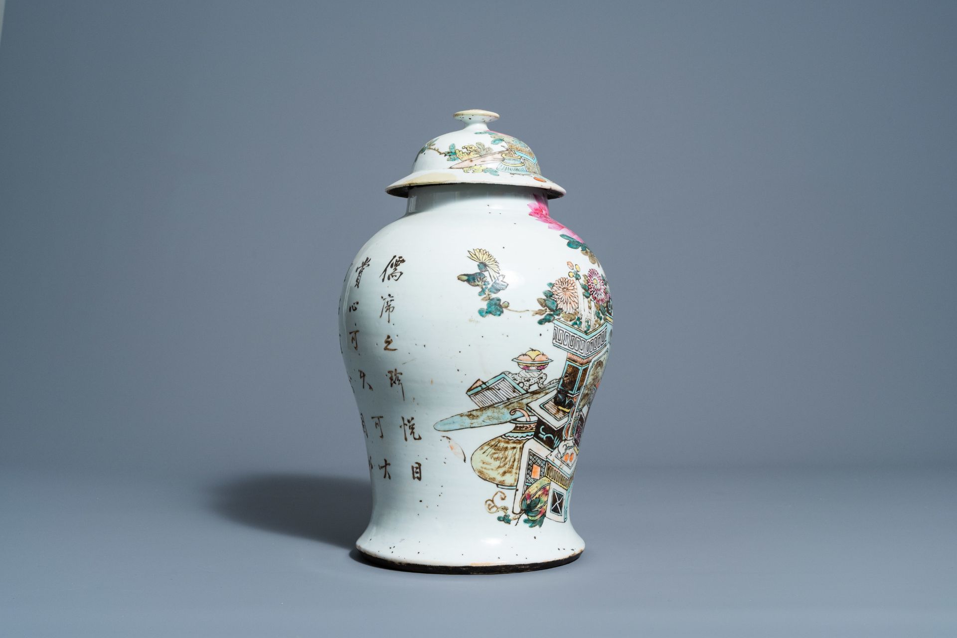 A Chinese qianjiang cai vase and cover with antiquities design, 19th/20th C. - Image 4 of 6