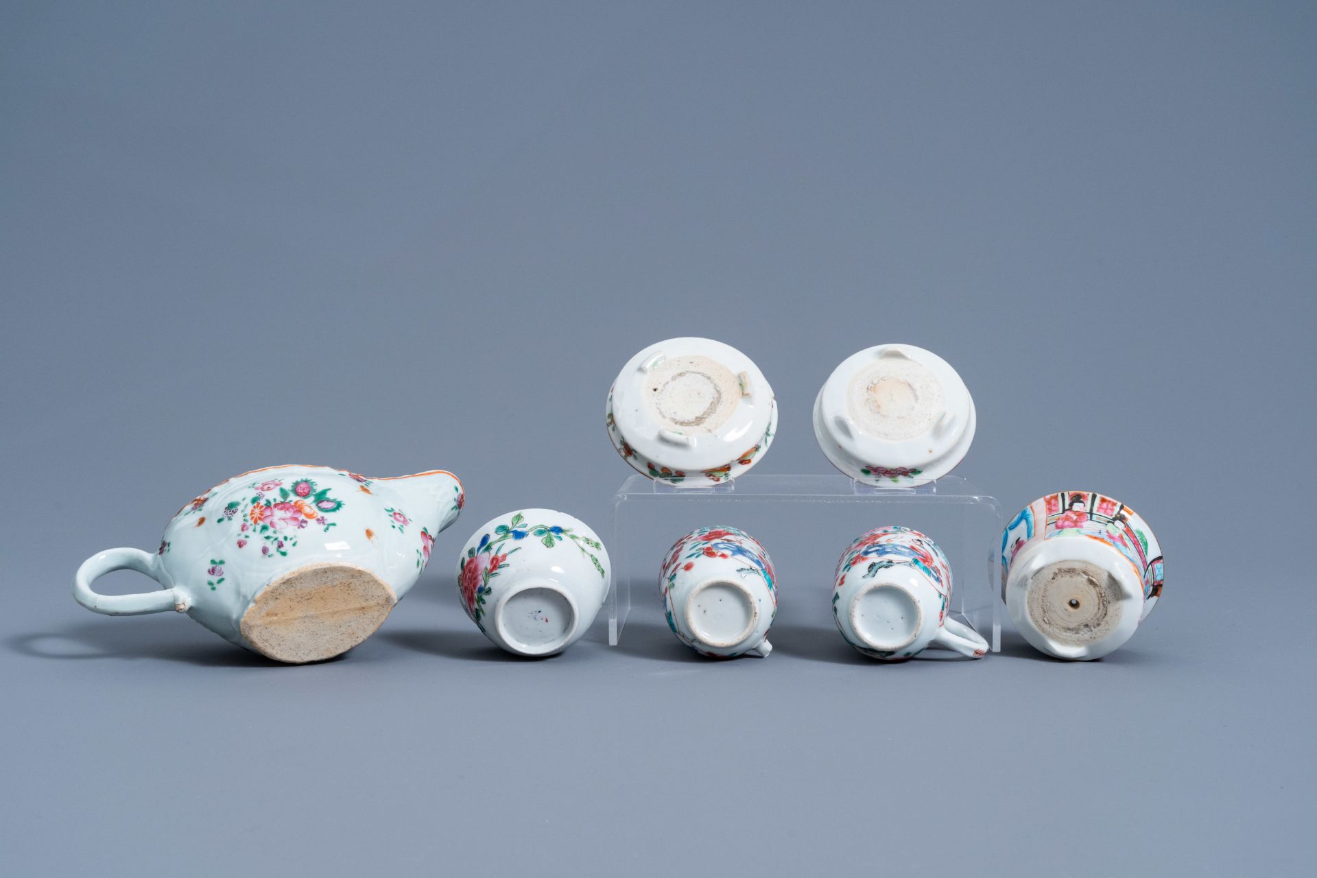 A varied collection of Chinese famille rose porcelain, 18th/19th C. - Image 9 of 9