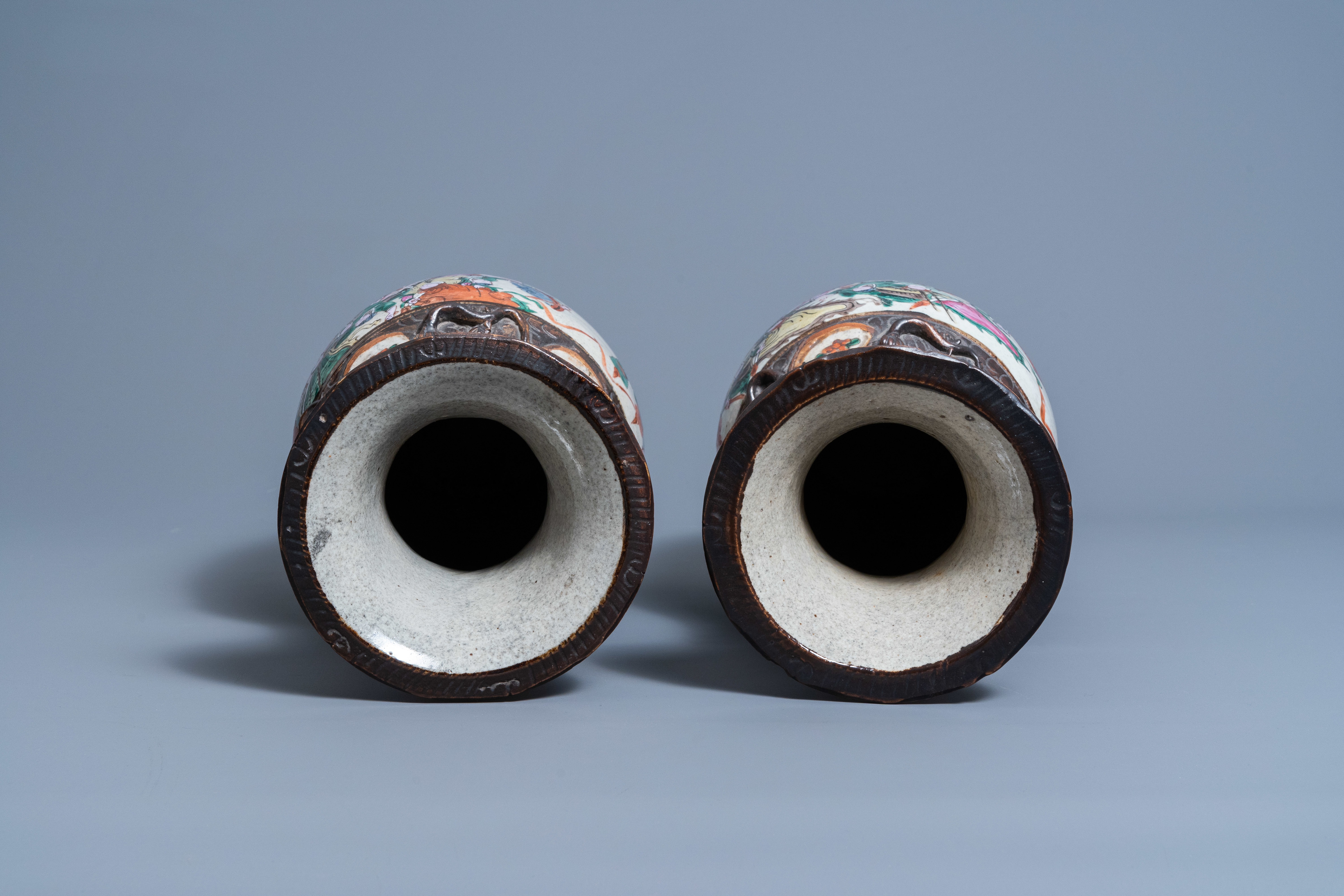 A pair of Chinese Nanking crackle glazed famille rose vases with warrior scenes, 19th C. - Image 5 of 6