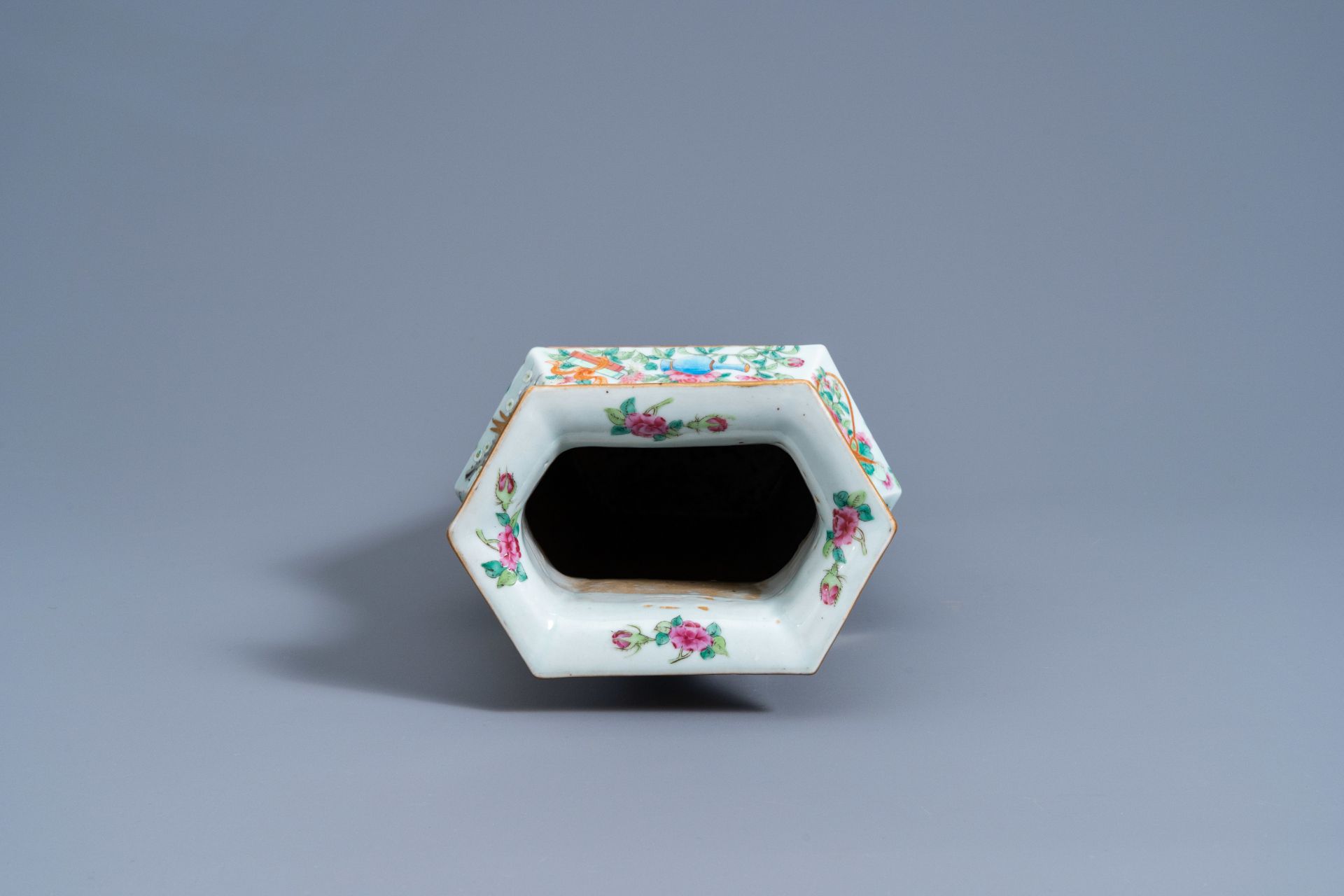 A hexagonal Chinese Canton famille rose vase with palace scenes, 19th C. - Image 5 of 6