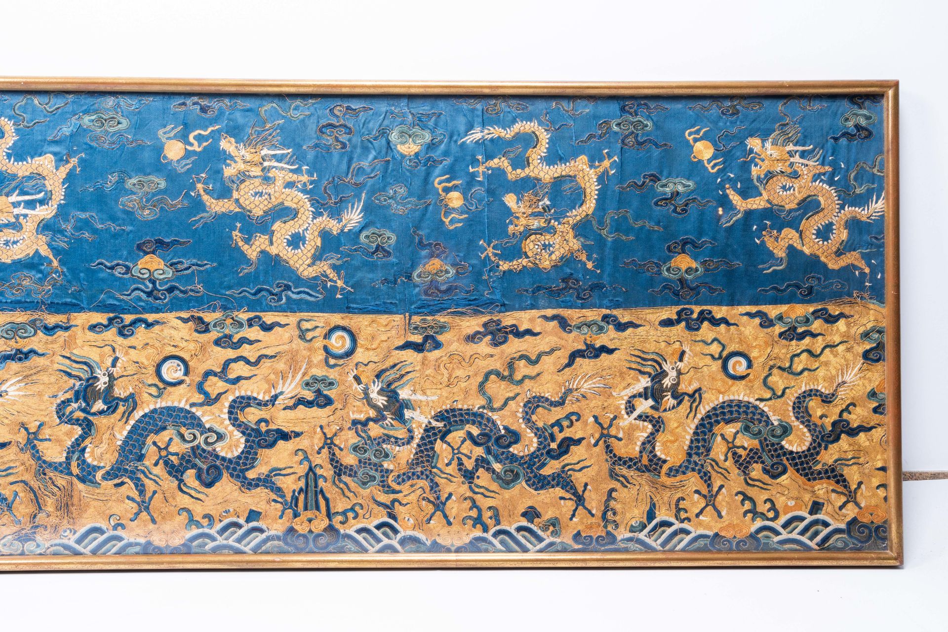 A Chinese rectangular embroidered silk 'dragons chasing the pearls' cloth, 19th C. - Image 6 of 6