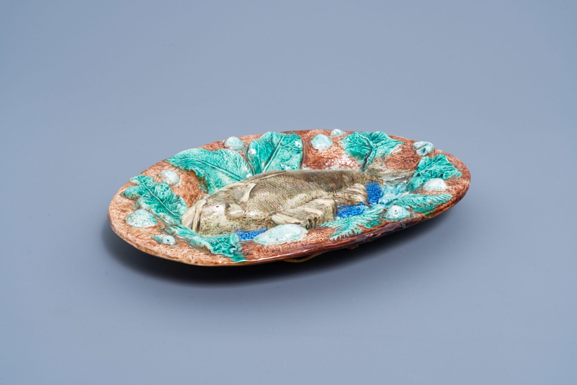 Franois Maurice (1846-1896): An oval polychrome Palissy style charger with a fish, 19th C. - Bild 4 aus 4