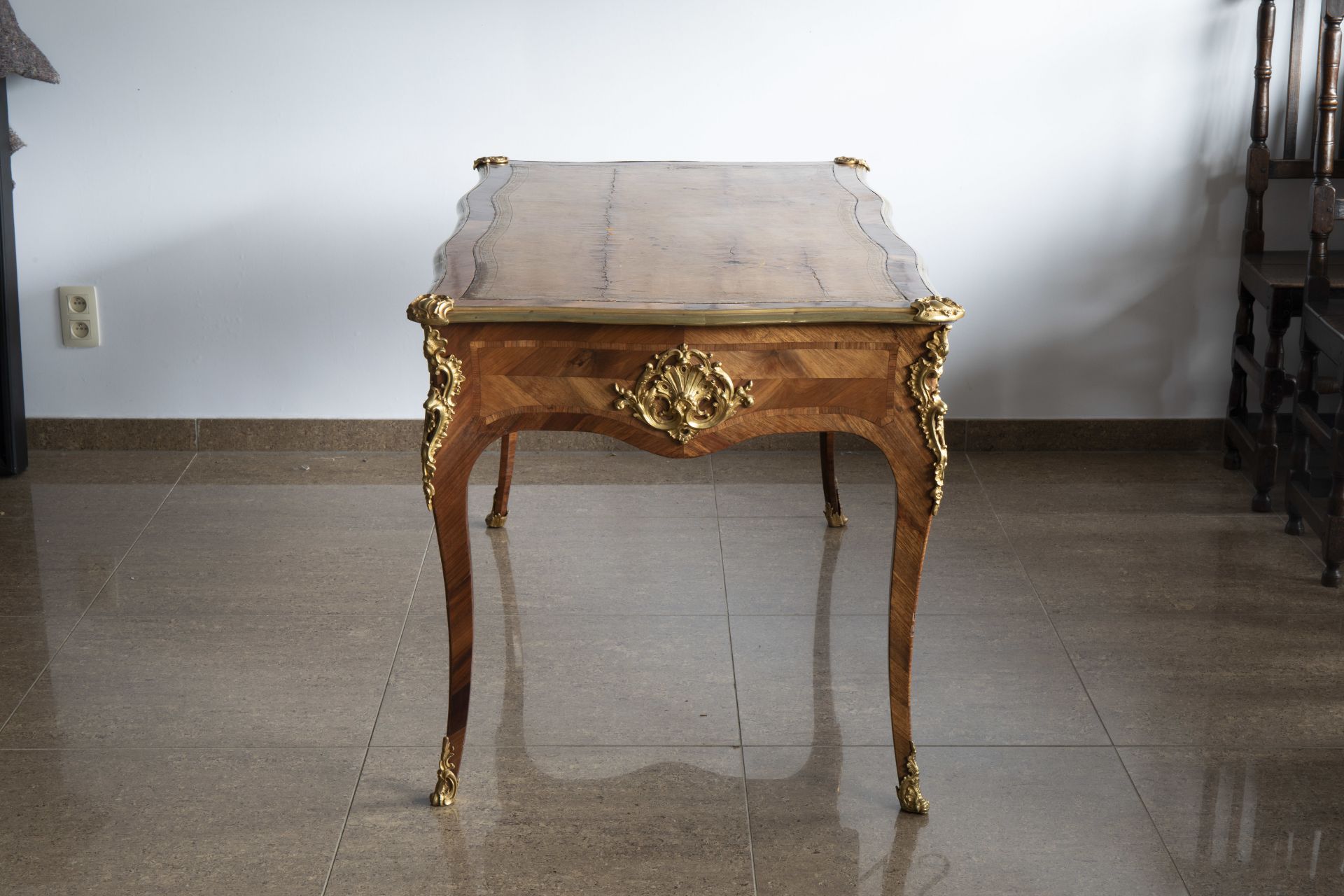 An extremely fine French Louis XV style gilt bronze chinoiserie mounted kingwood bureau plat, mid 18 - Bild 4 aus 7